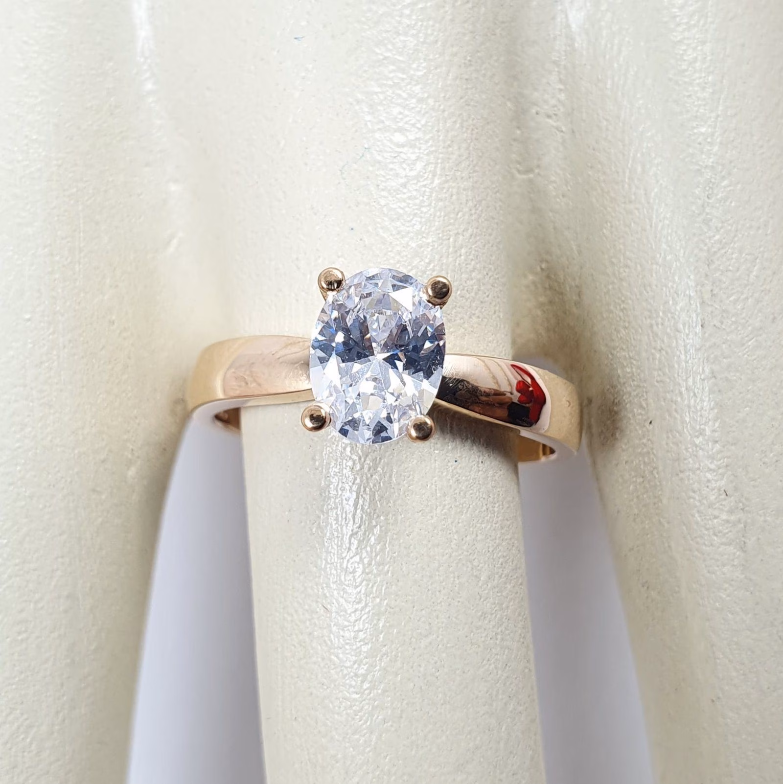 Anillo Bella de Compromiso Oro de 18k Piedra Redonda
