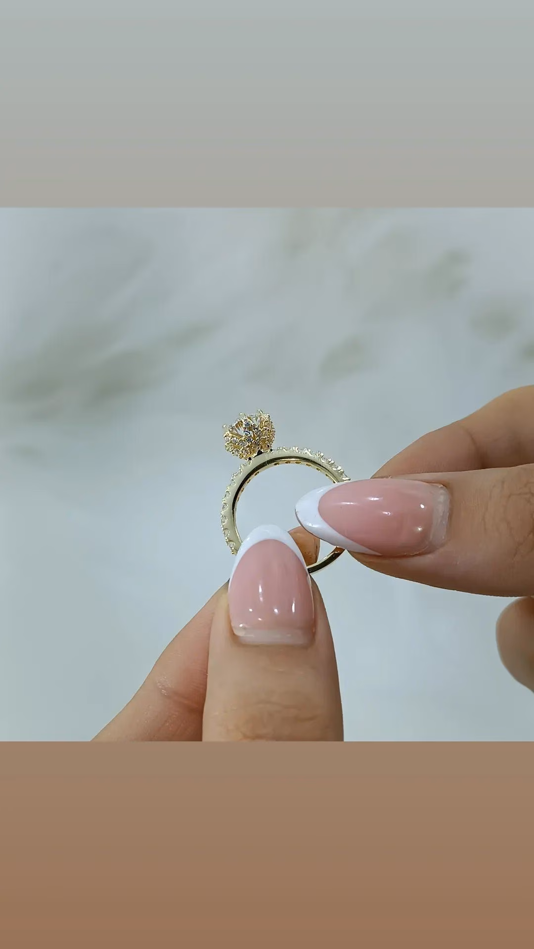 Anillo con corte princesa en oro 18k.