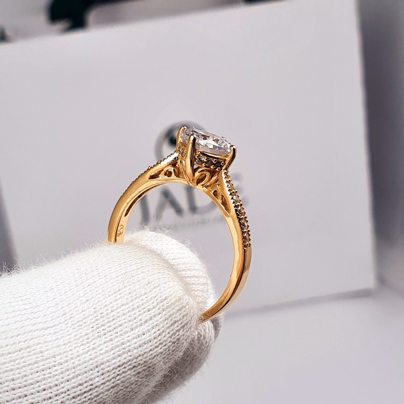 Anillo de compromiso Clarita en oro 18k