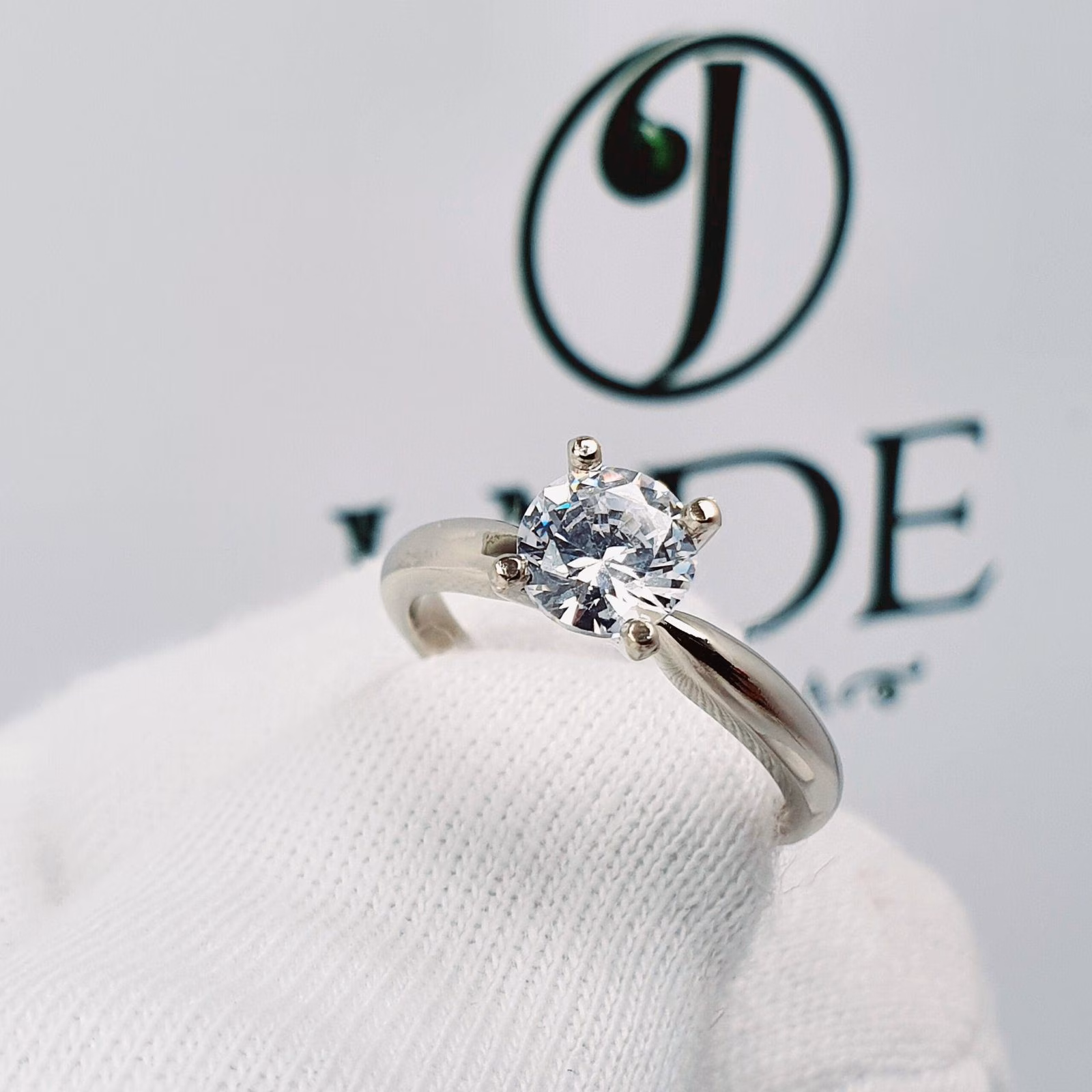 Anillo de compromiso solitario en oro blanco 18k