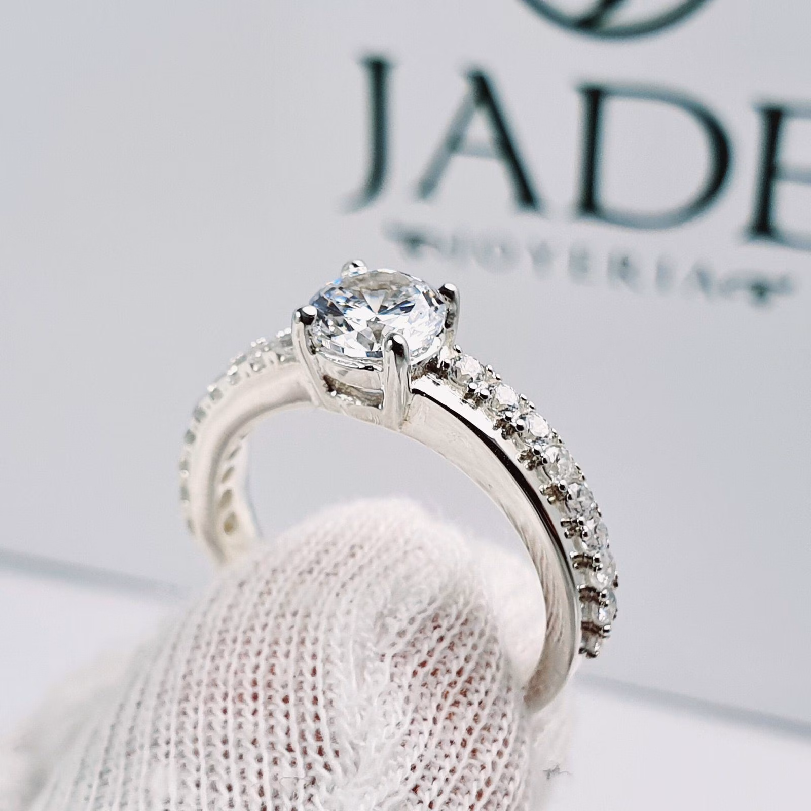 Anillo Fernanda de Compromiso en Plata con Piedras Laterales