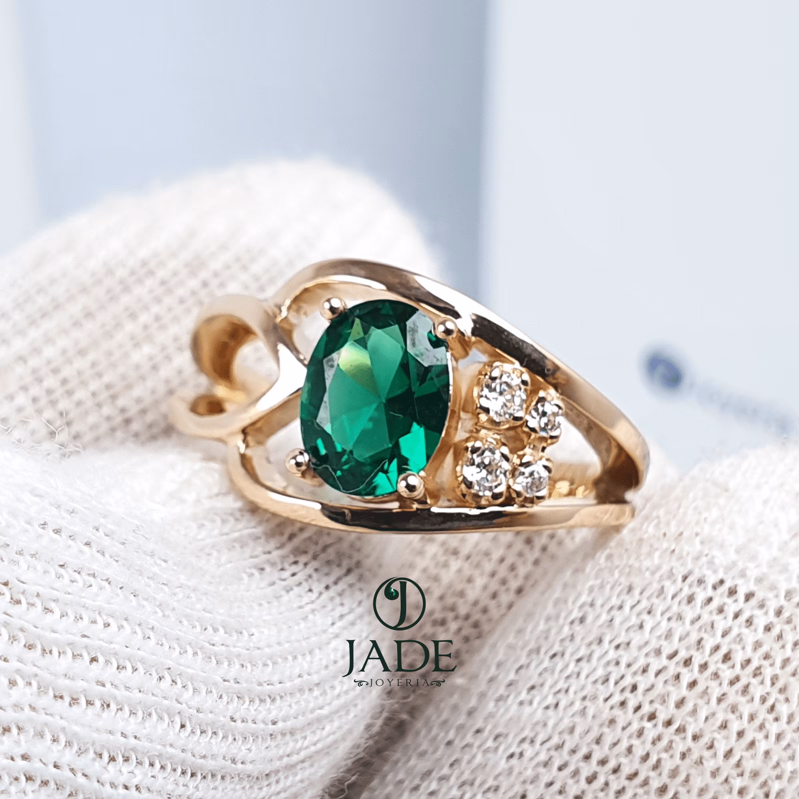 Anillo piedra verde en oro de 18k