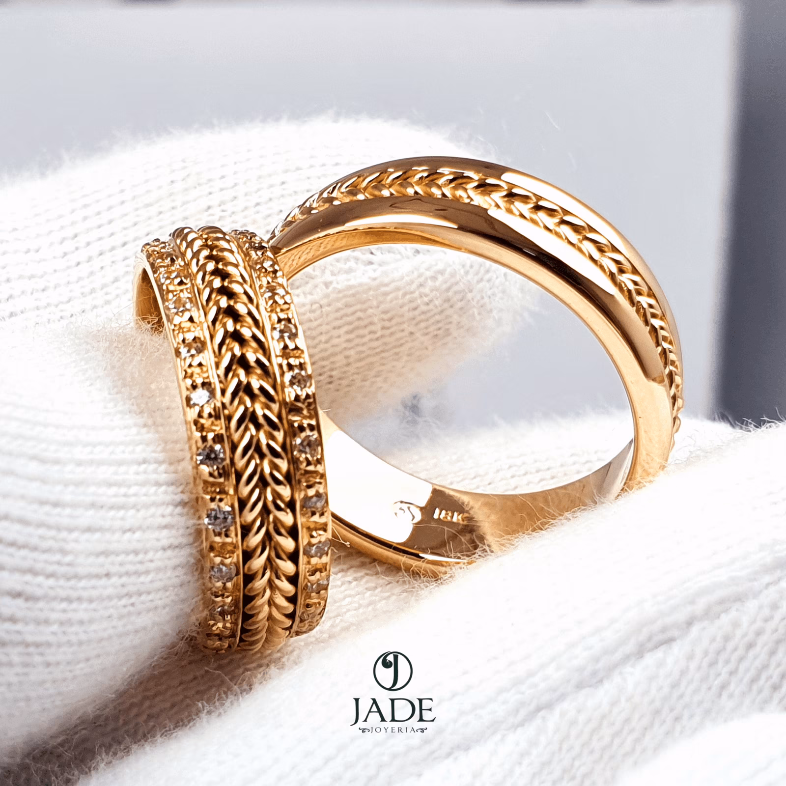 Alianzas con soga y piedras en oro de 18k