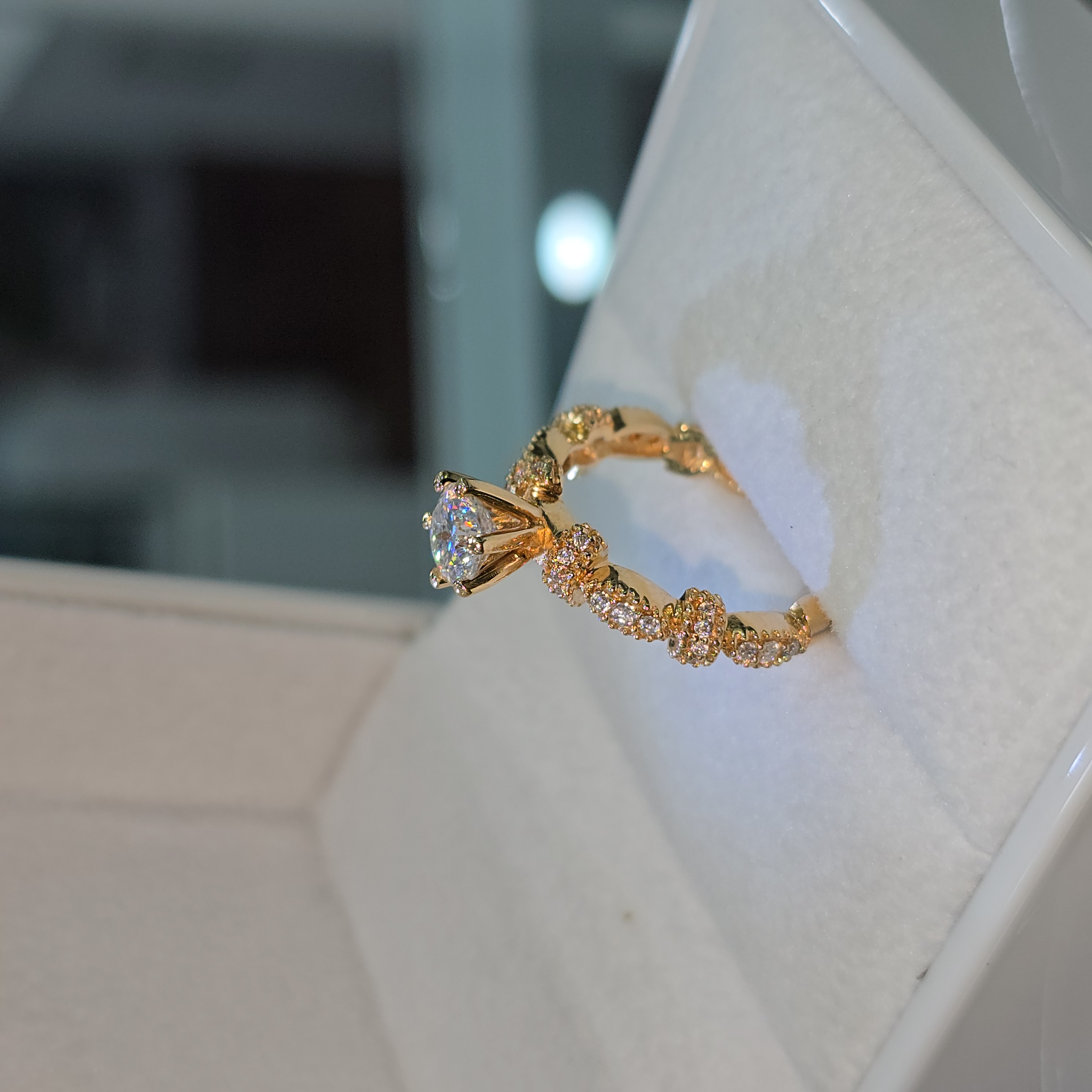 Anillo de Compromiso con Moissanita  "Queen"