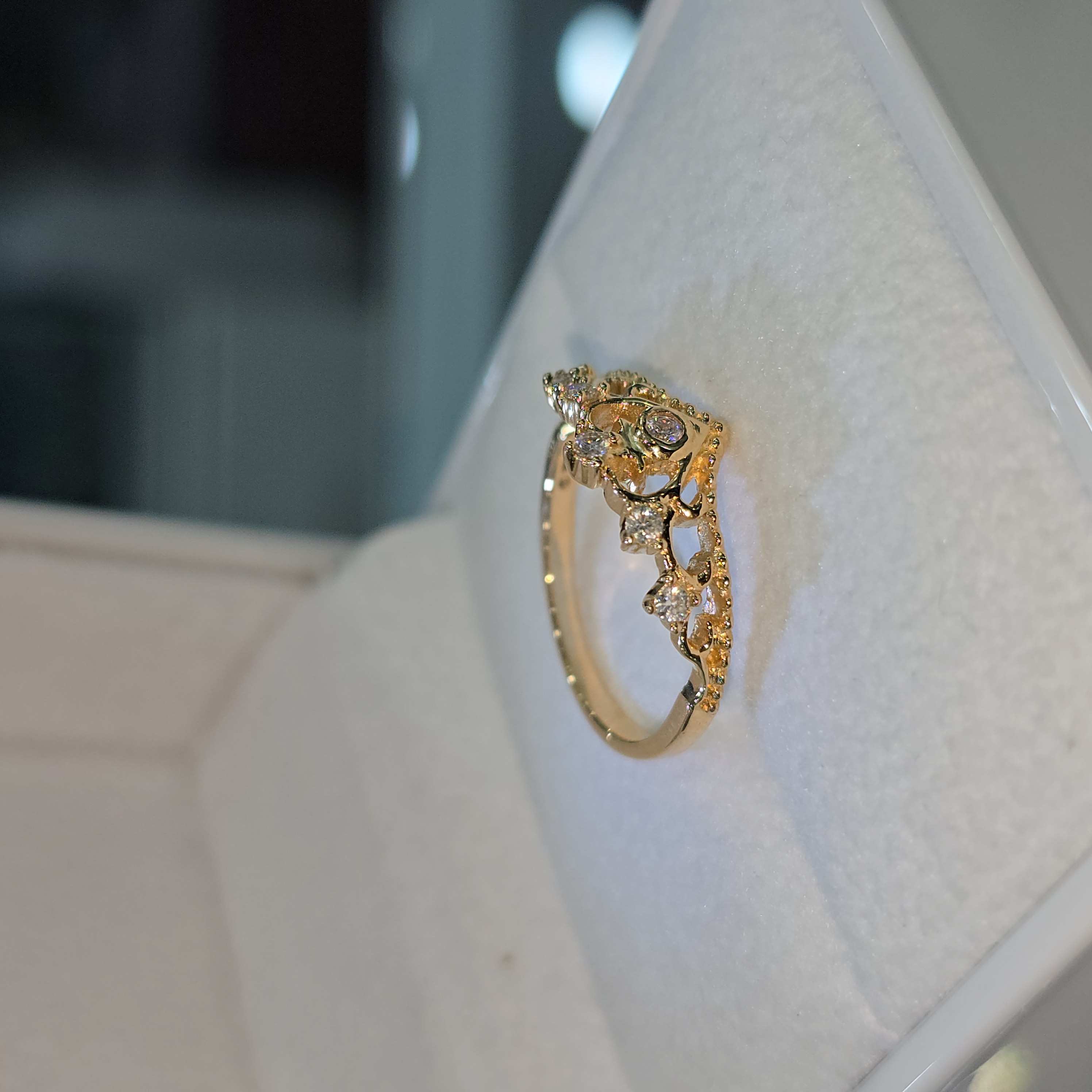 Anillo Corona con Moissanite  "Cinderella"