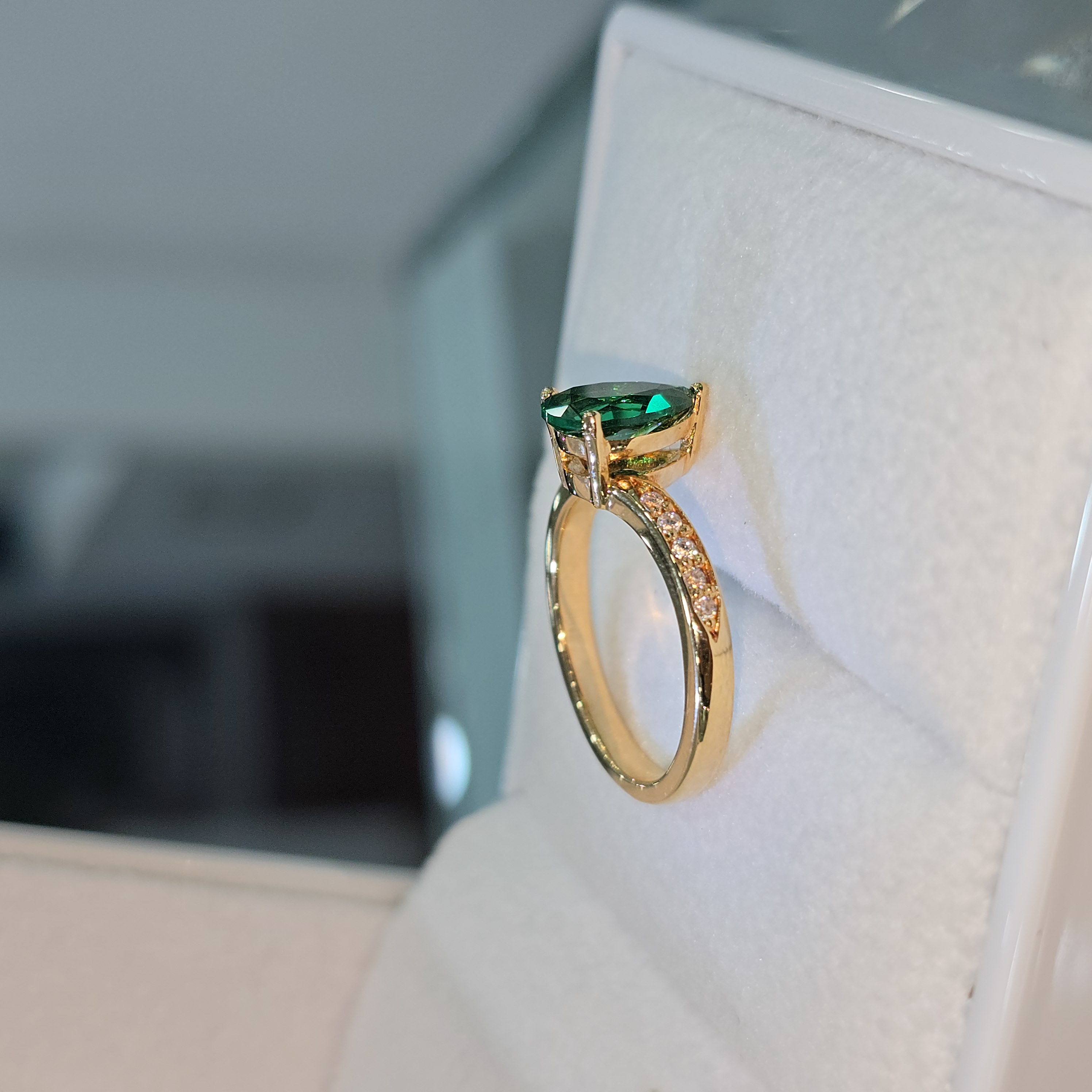 Anillo Circón Gota Verde "Cataline"