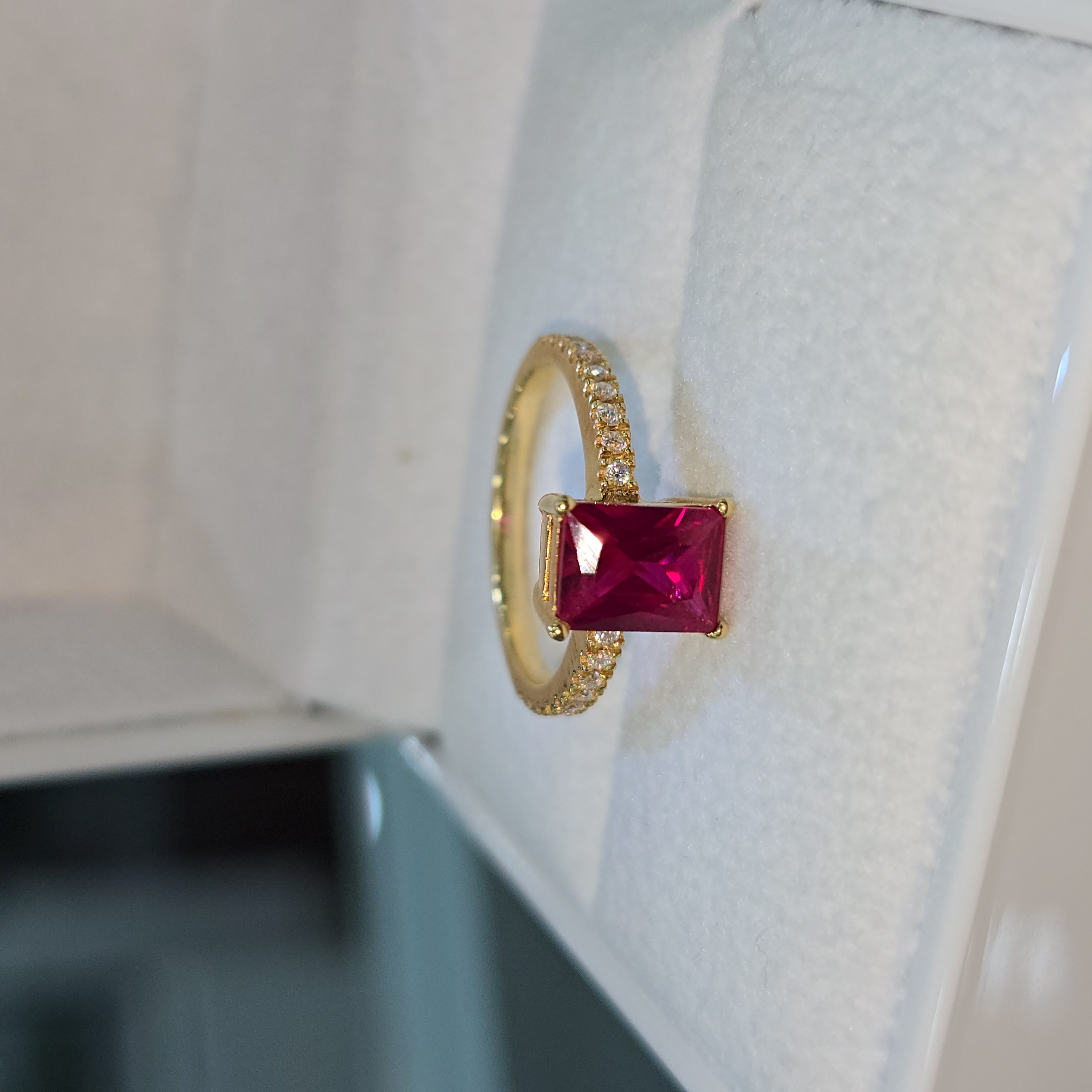 Anillo Circón "Carmesí"