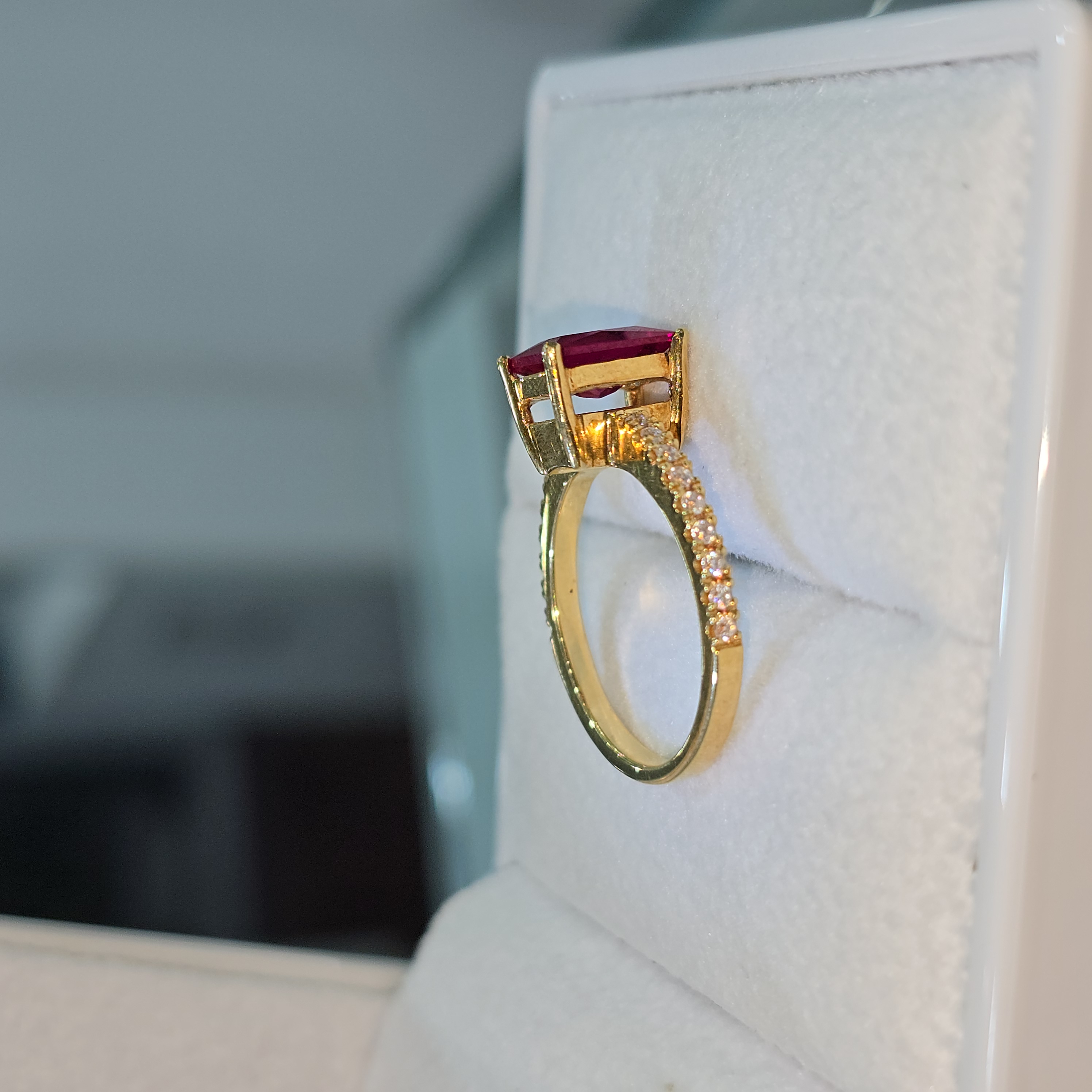 Anillo Circón "Carmesí"