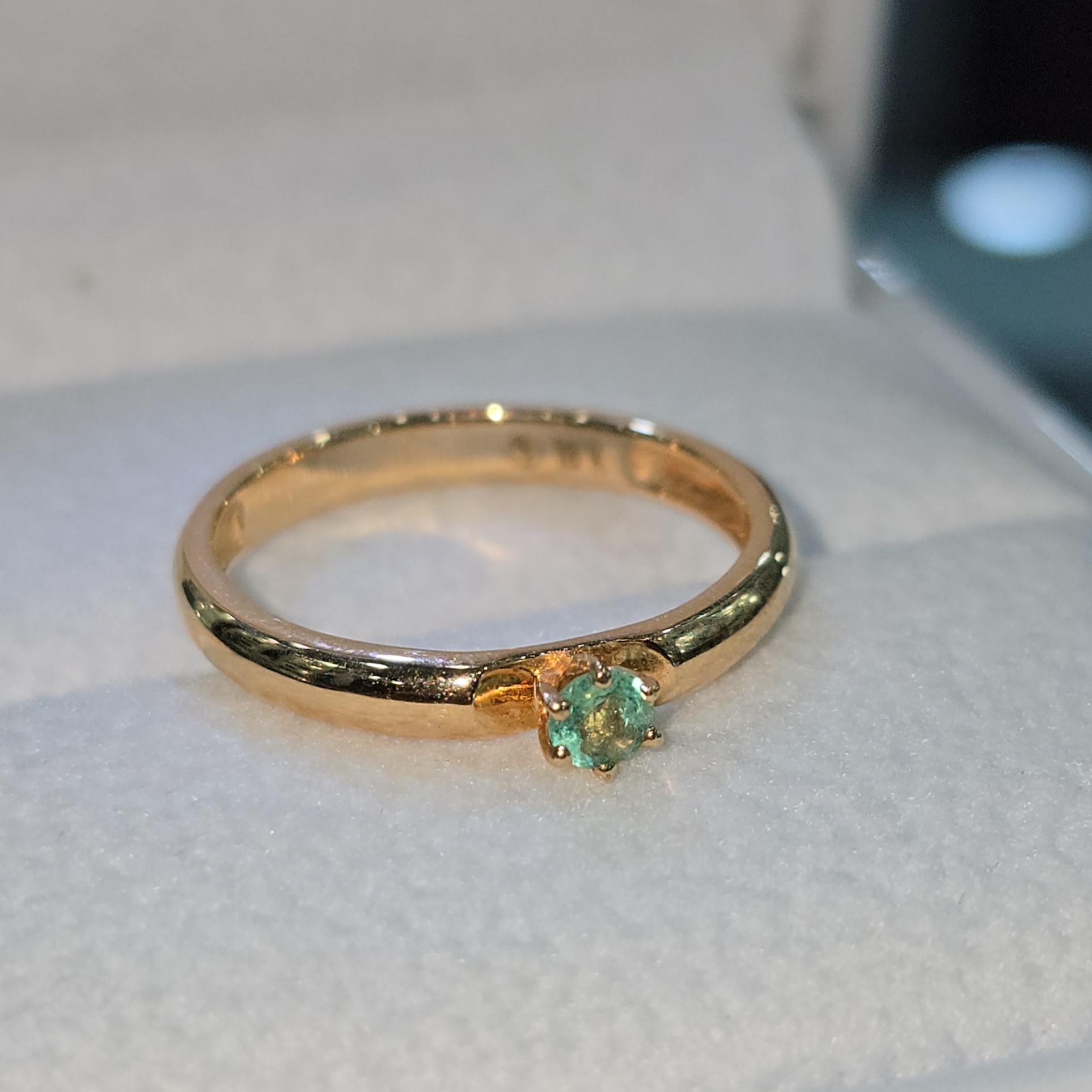 Anillo “Esmeralda Dorada”