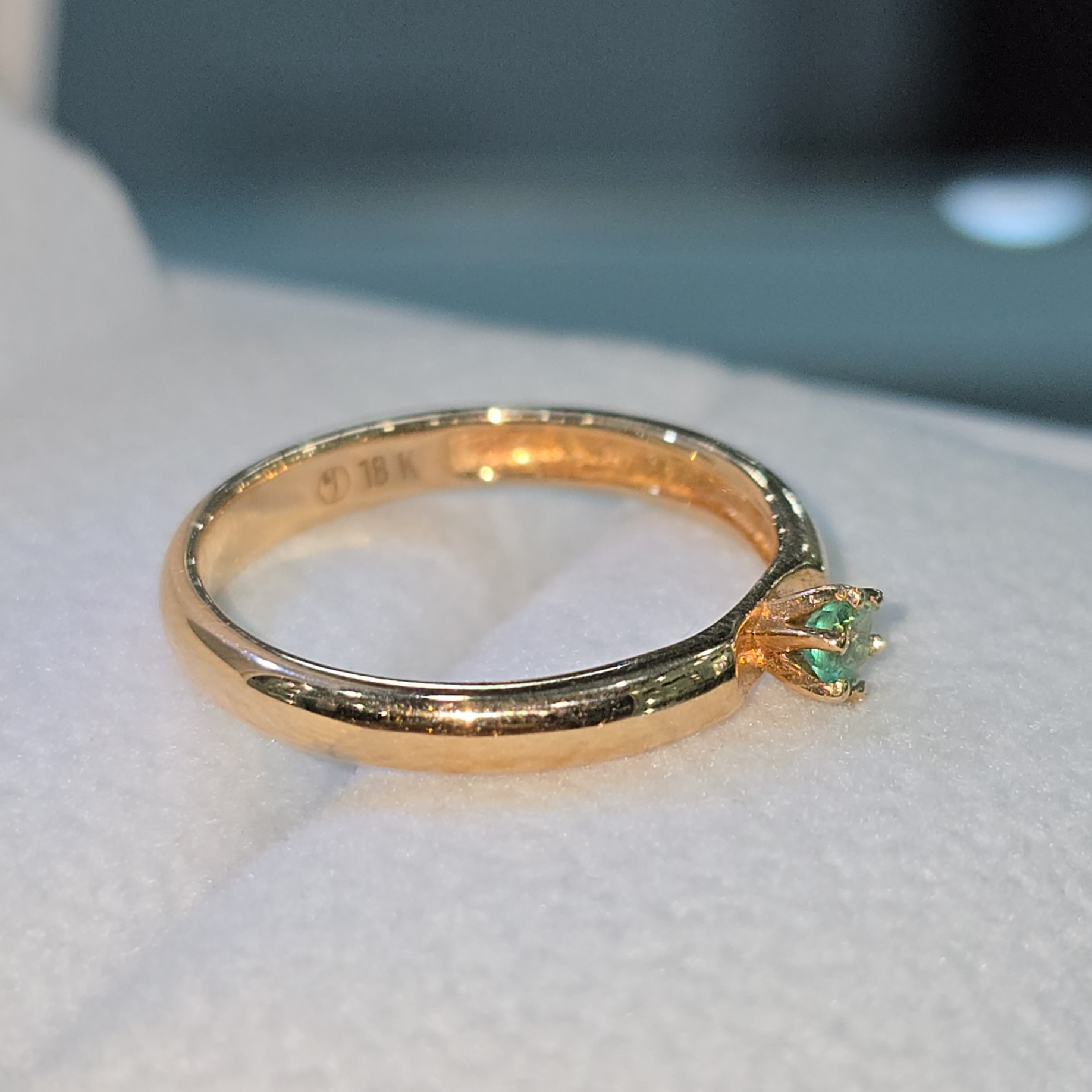 Anillo “Esmeralda Dorada”