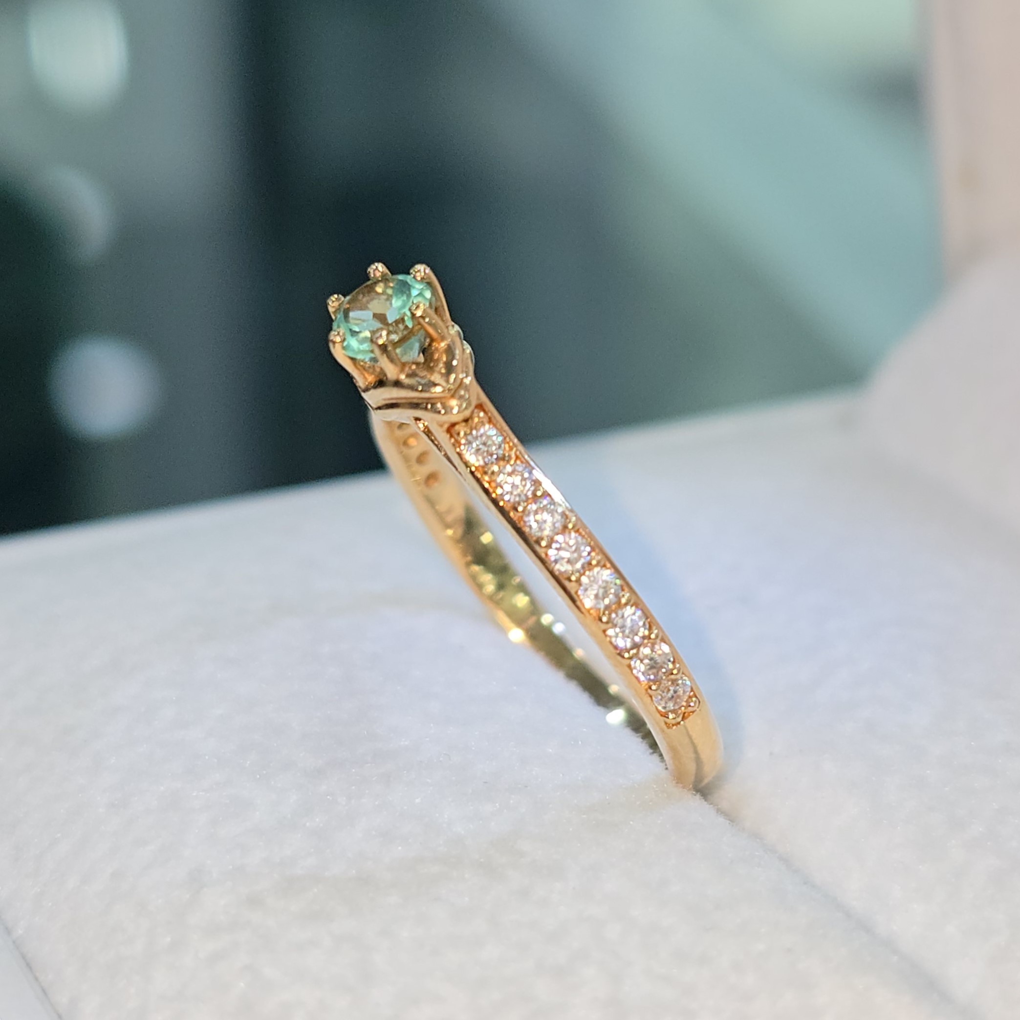 Anillo "Esmeralda Esencia"