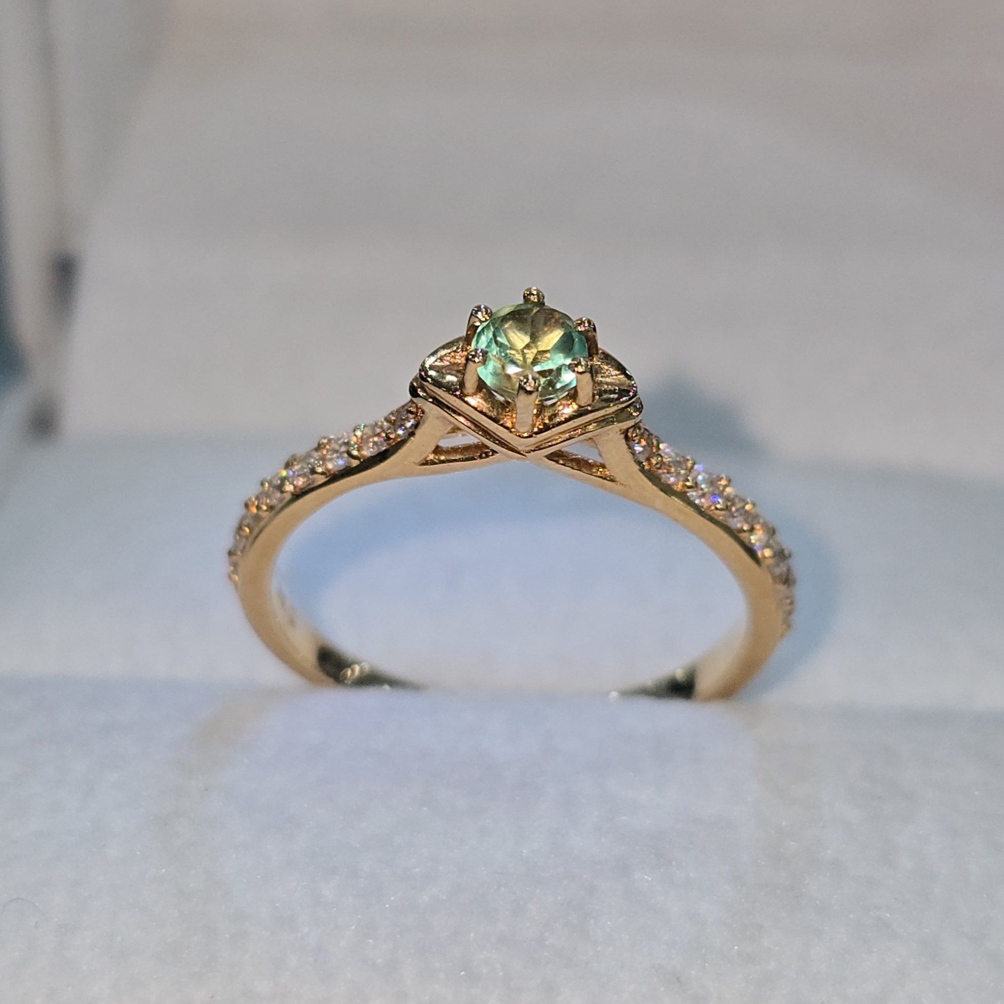 Anillo "Esmeralda Esencia"