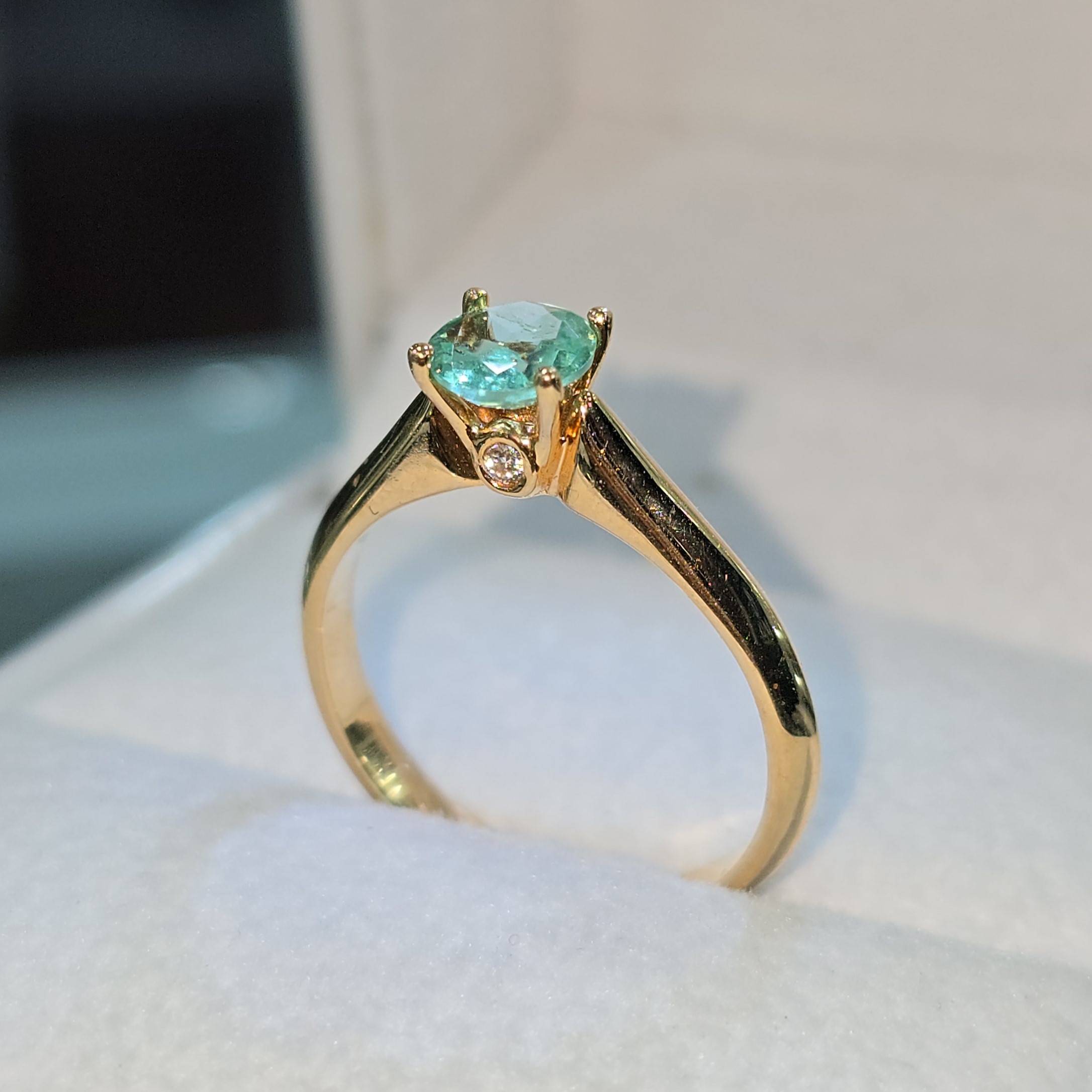 Anillo "Esmeralda  Primavera”