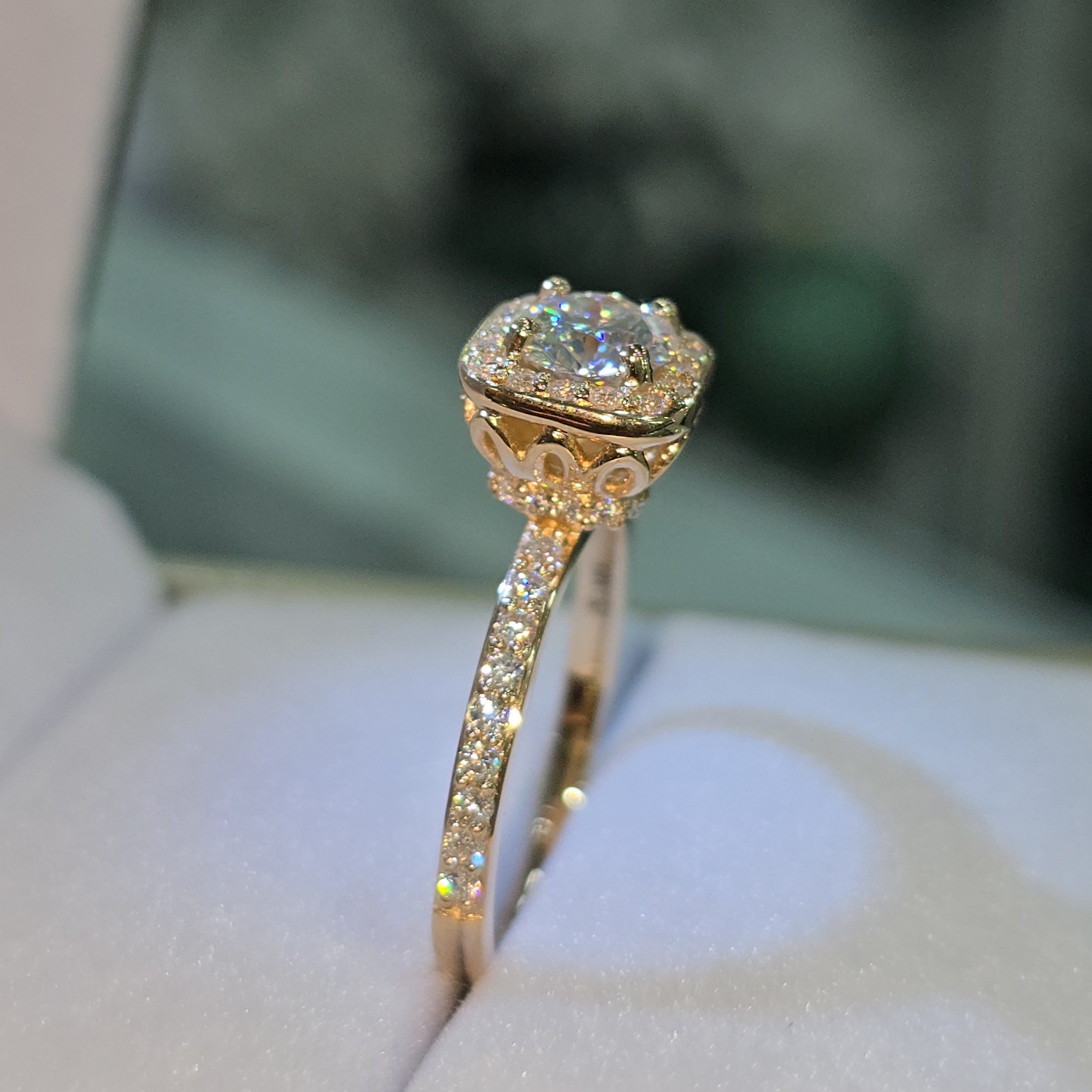 Anillo de Compromiso con Moissanite " Signature”