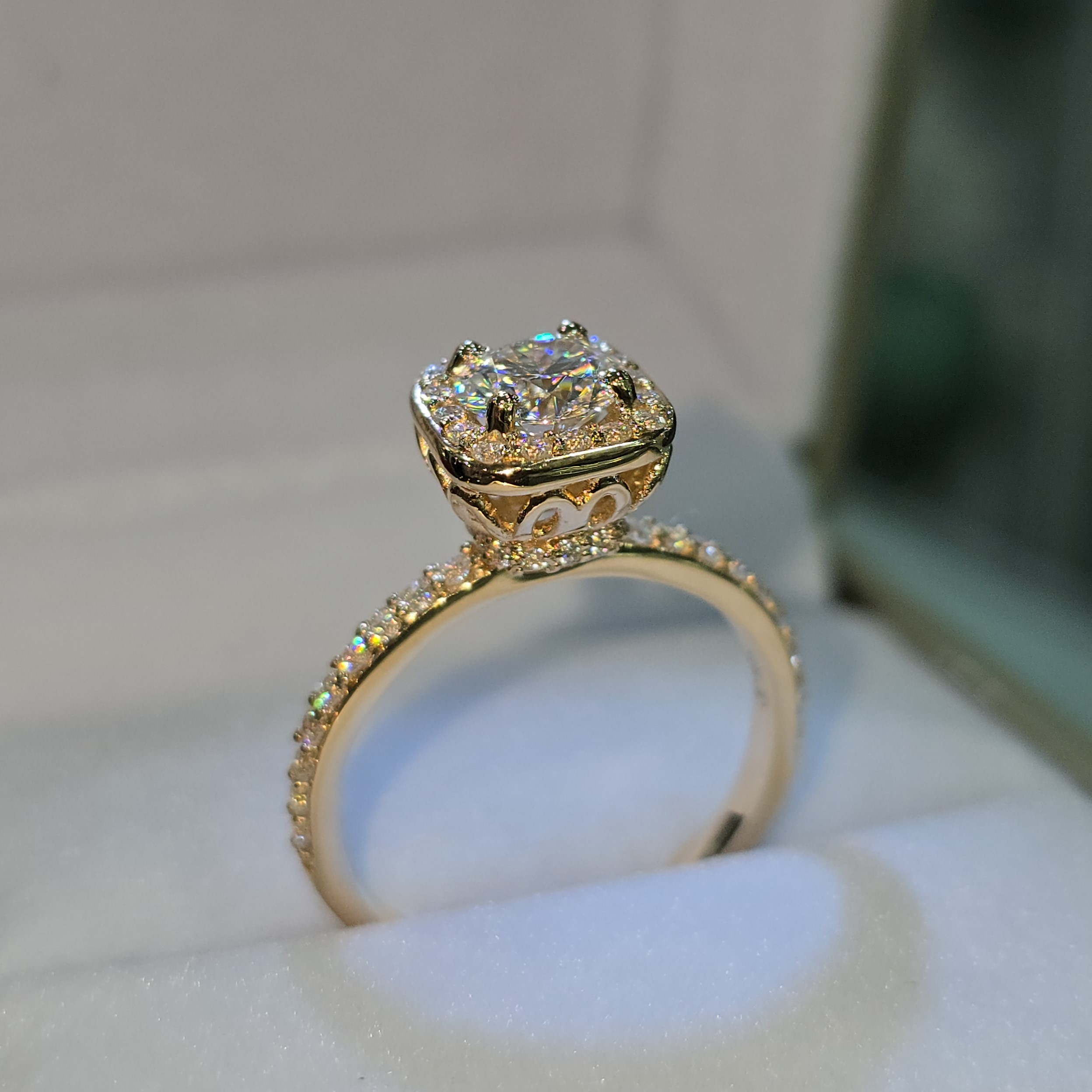 Anillo de Compromiso con Moissanite " Signature”