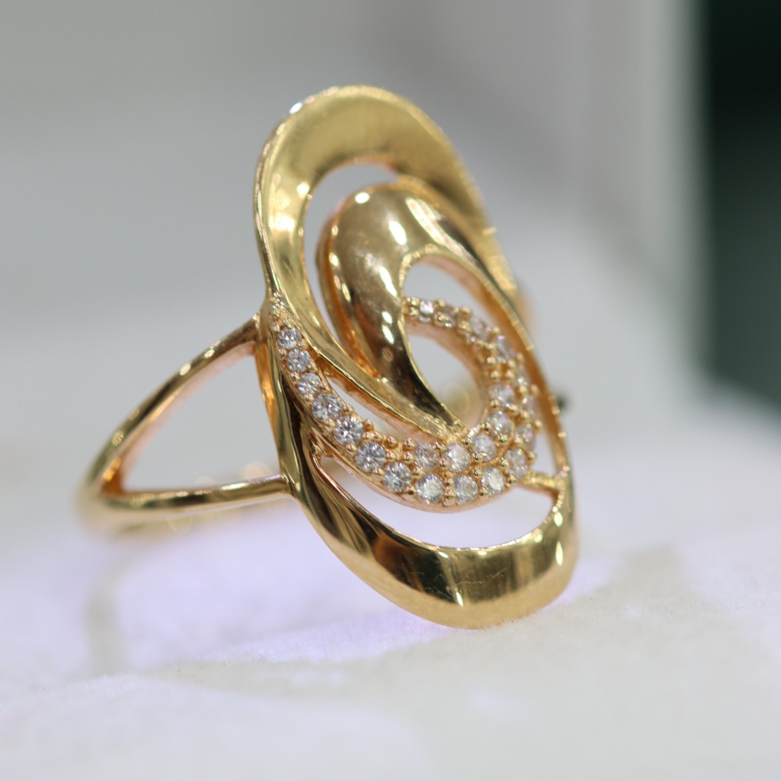 Anillo "Circón Estelar"