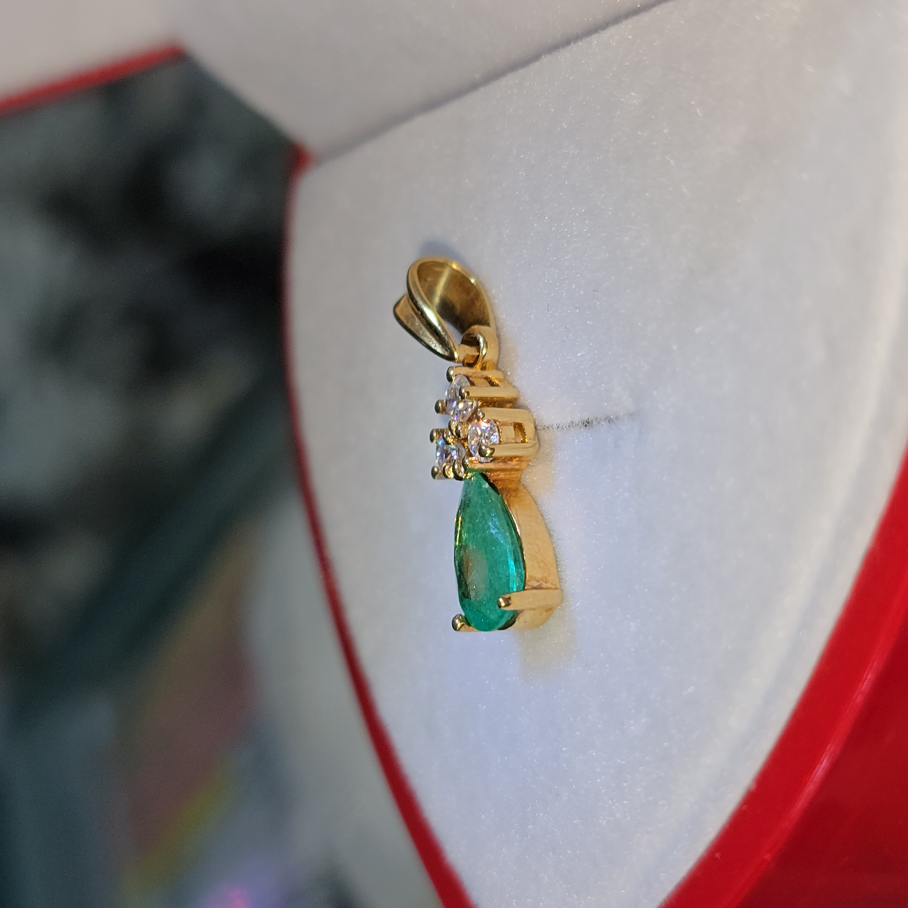 Dije Piedra Natural "Esmeralda Gota"