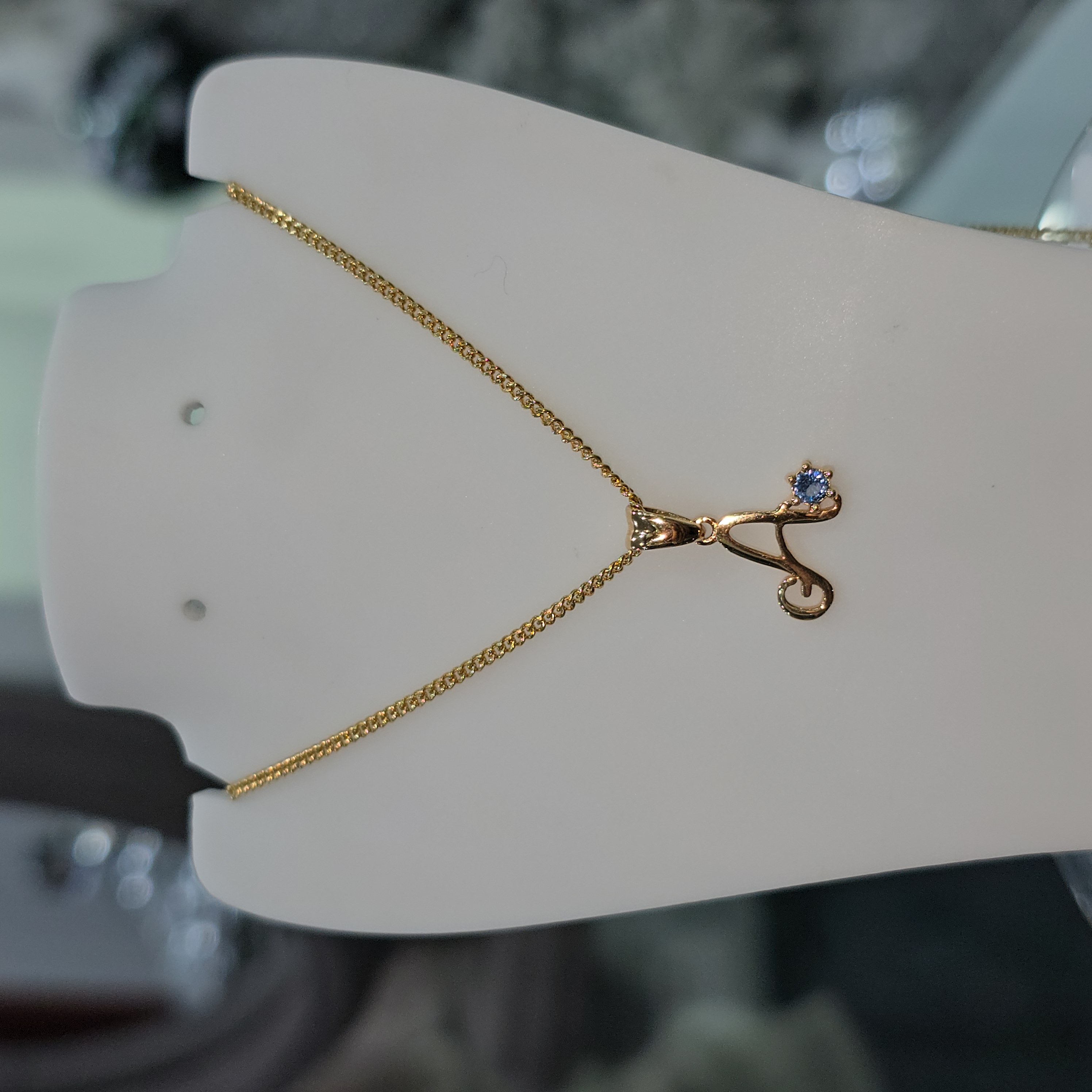 Collar con Dije de inicial "A"