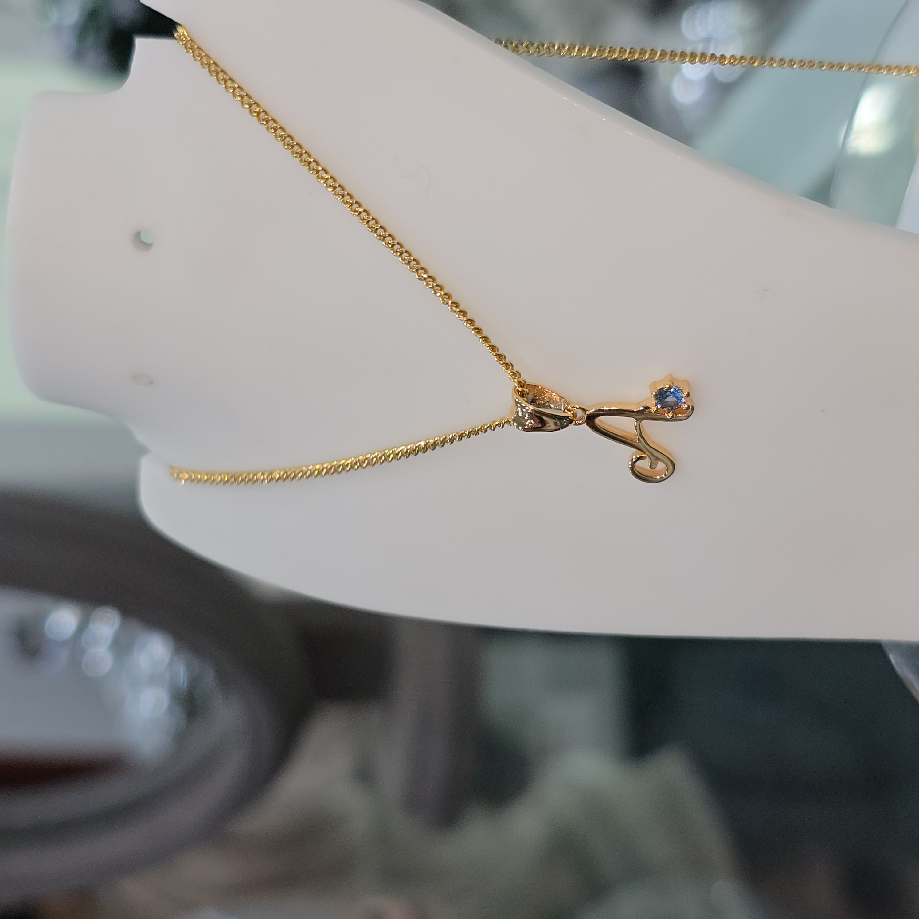 Collar con Dije de inicial "A"