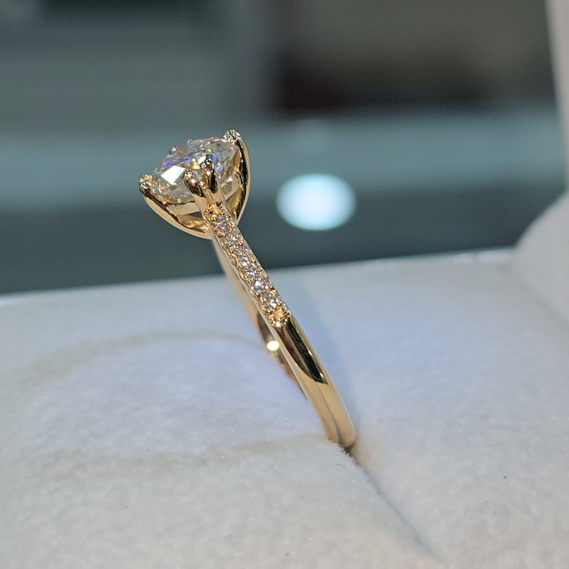 Anillo de Compromiso con Moissanite  "Eco de Corazón"