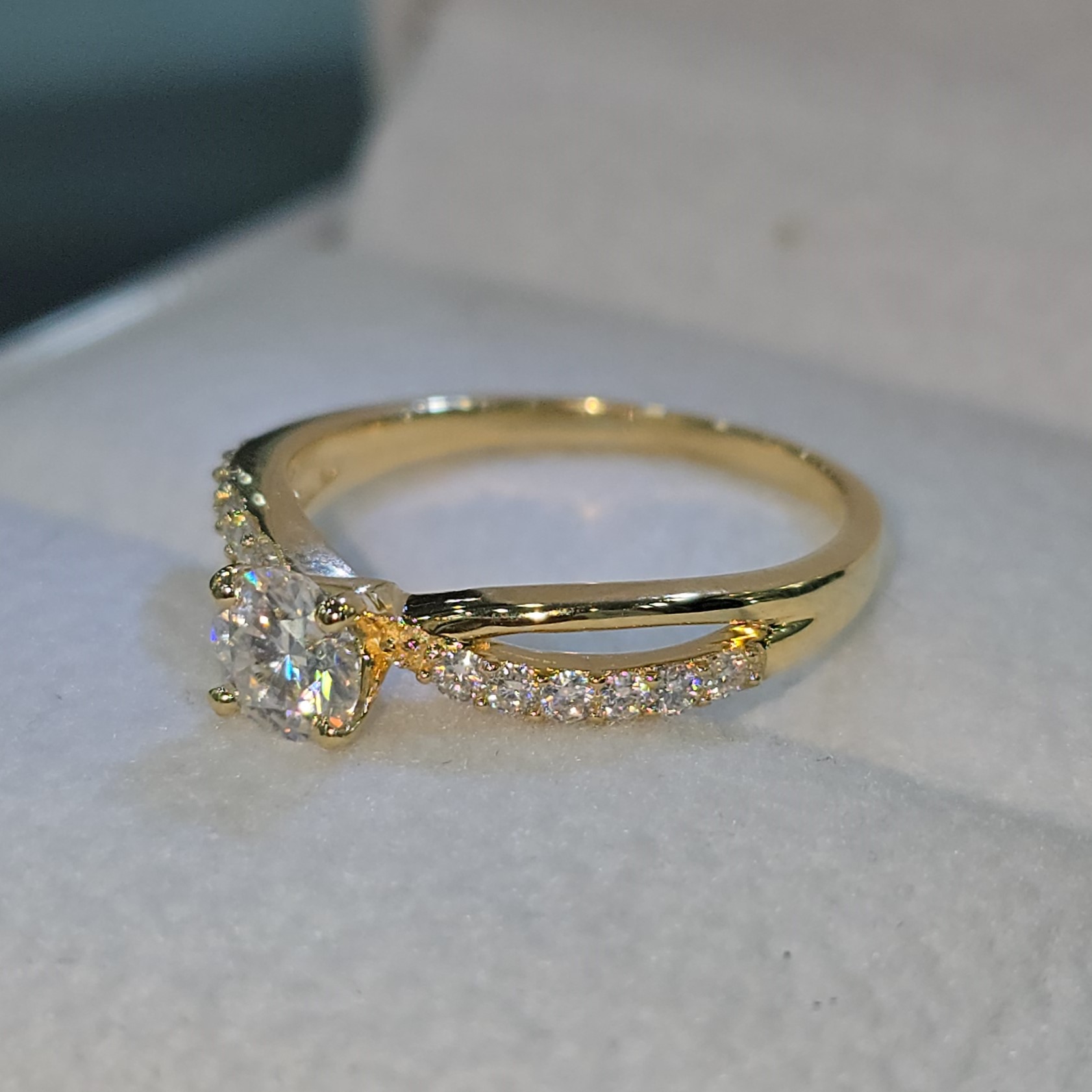 Anillo de Compromiso con Moissanite  " Lúcete"