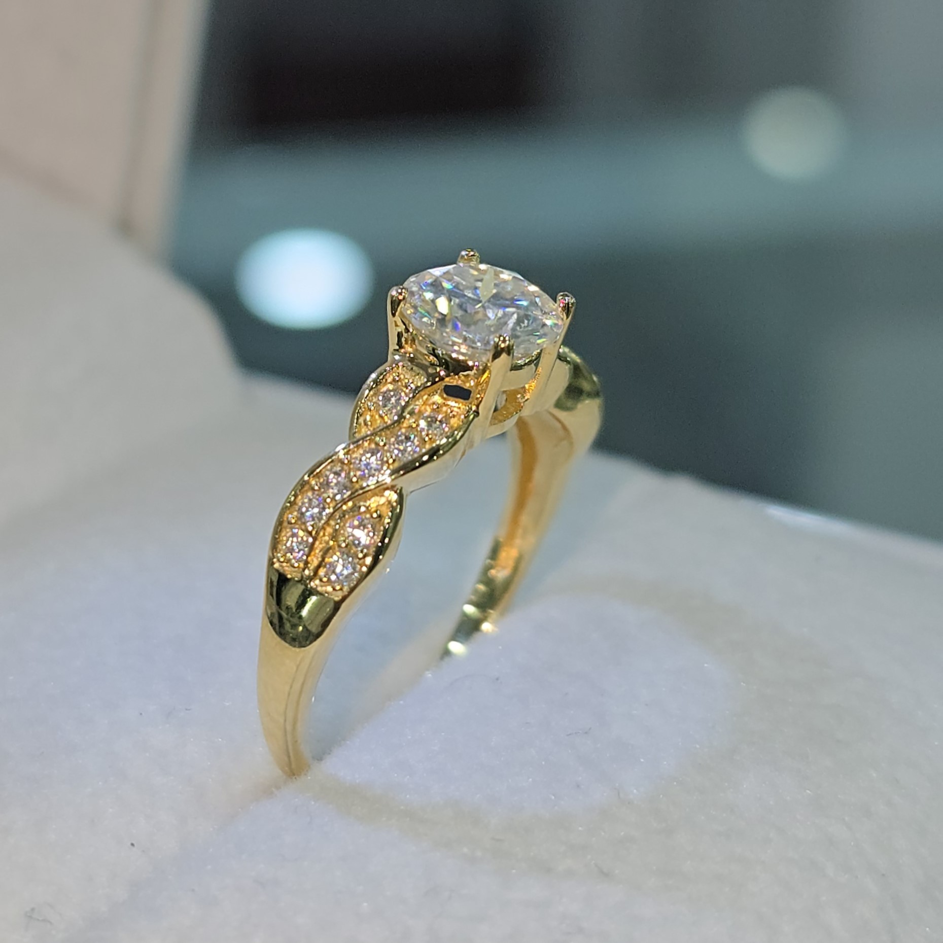 Anillo de Compromiso con  Moissanite  "Realeza"