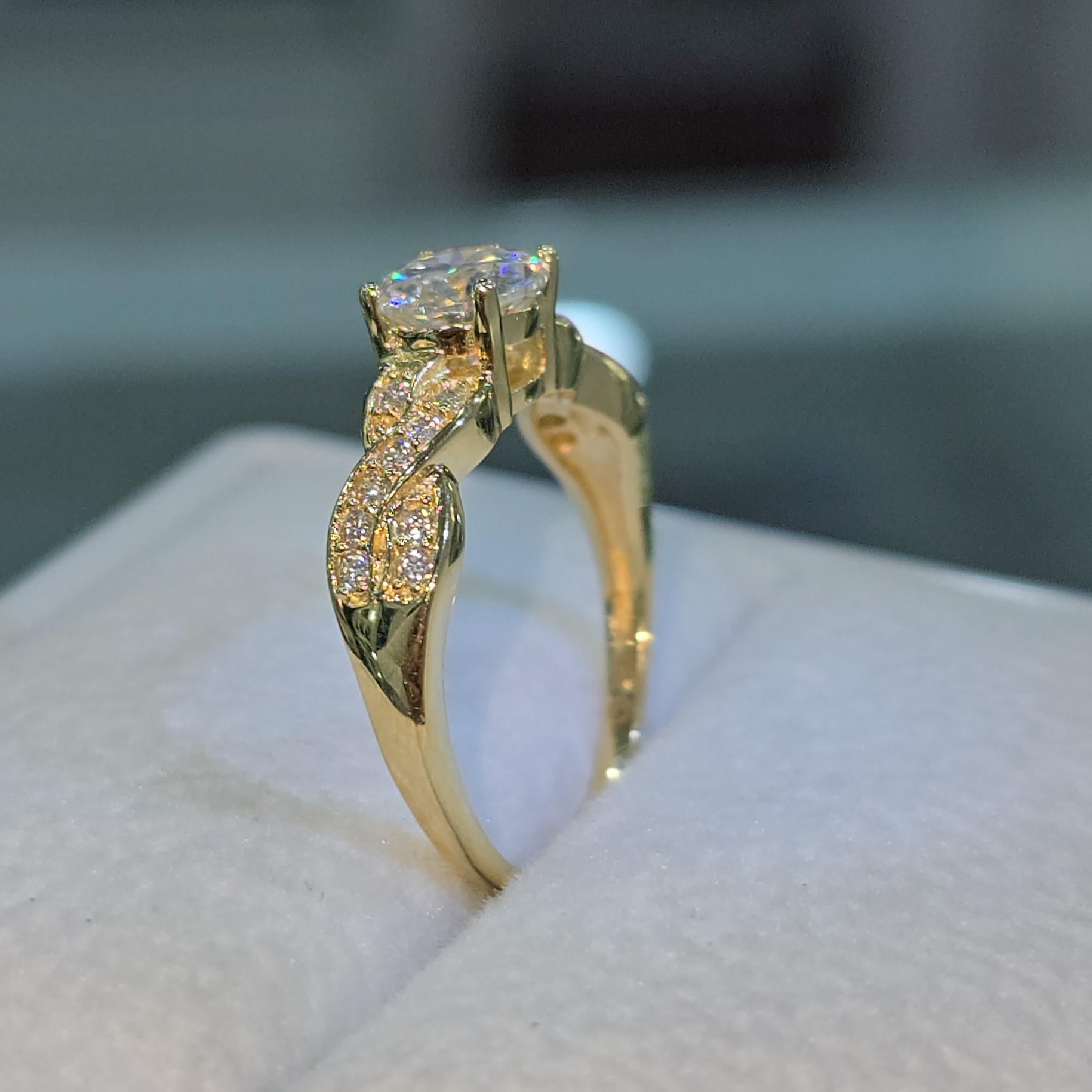 Anillo de Compromiso con  Moissanite  "Realeza"