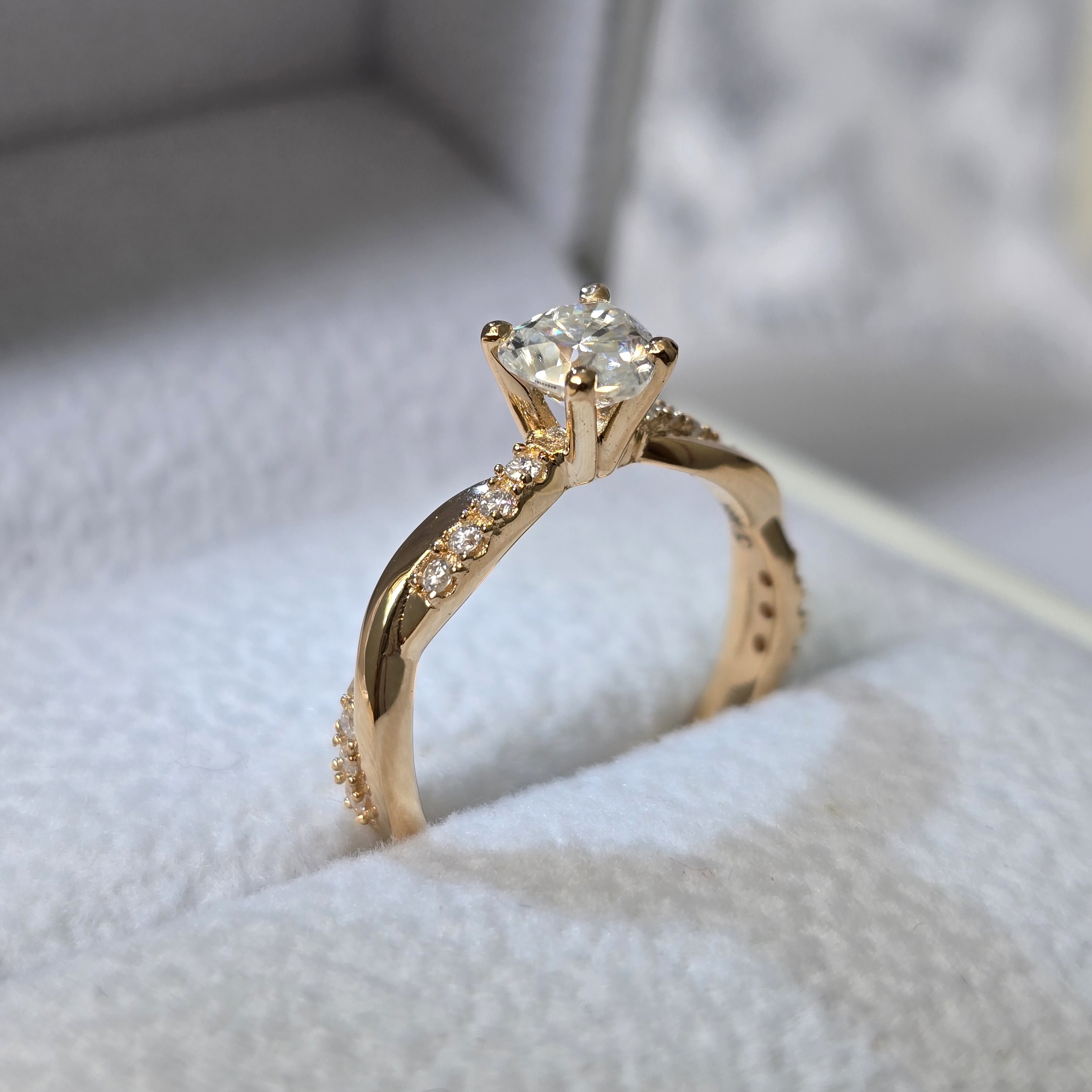 Anillo de Compromiso con Diamante de Laboratorio  "Cristina"