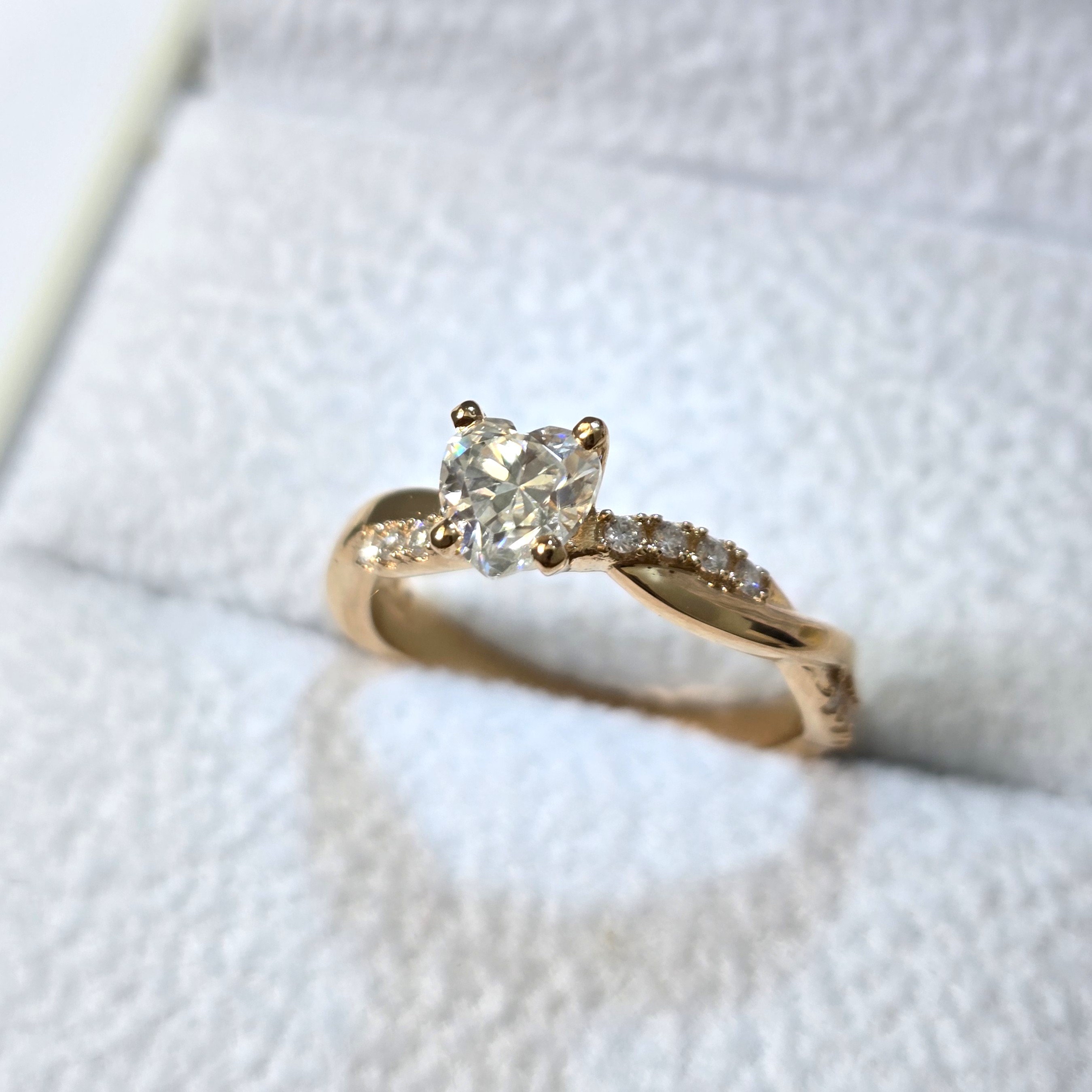 Anillo de Compromiso con Diamante de Laboratorio  "Cristina"