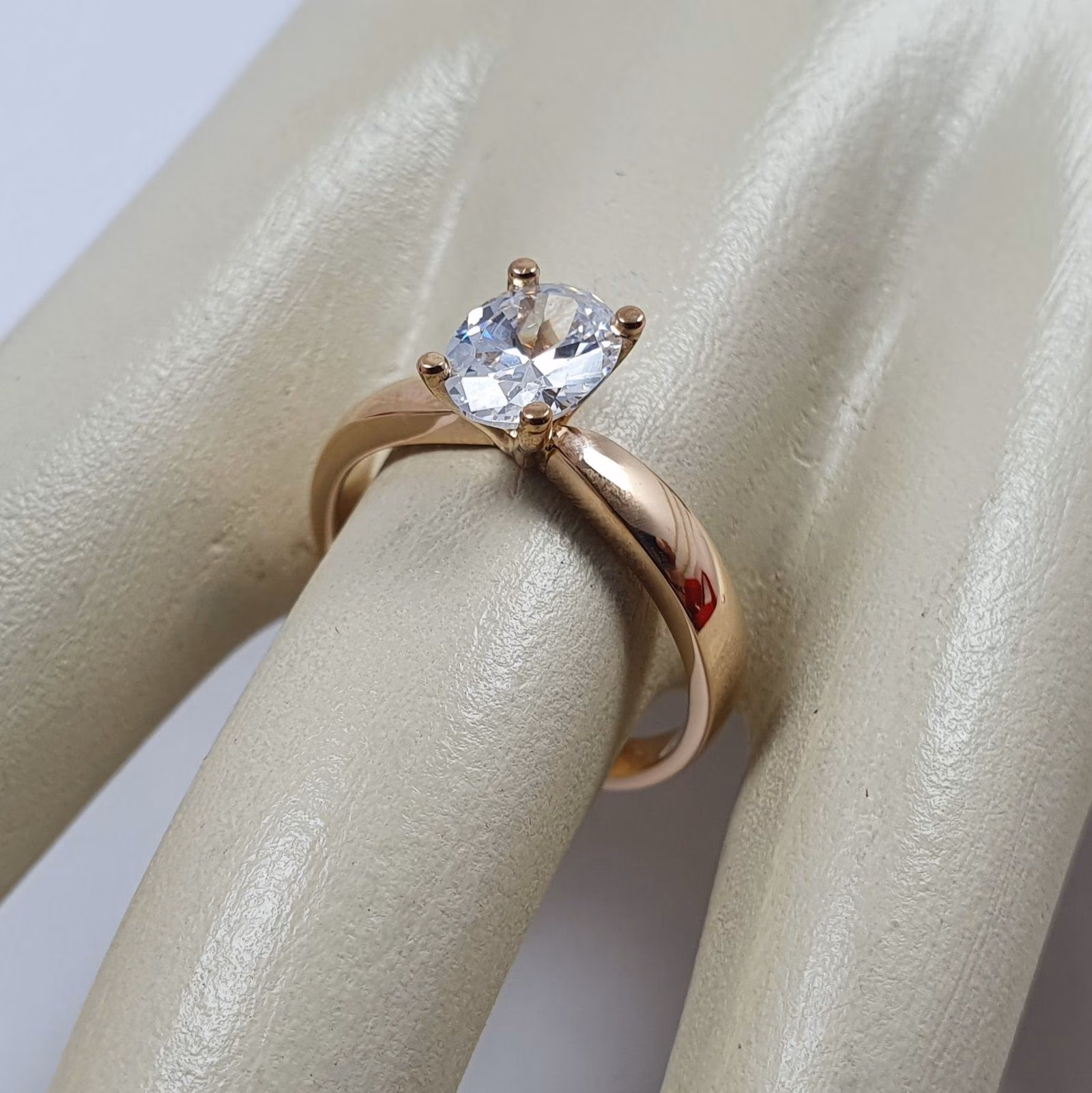 Anillo Bella de Compromiso Oro de 18k Piedra Redonda