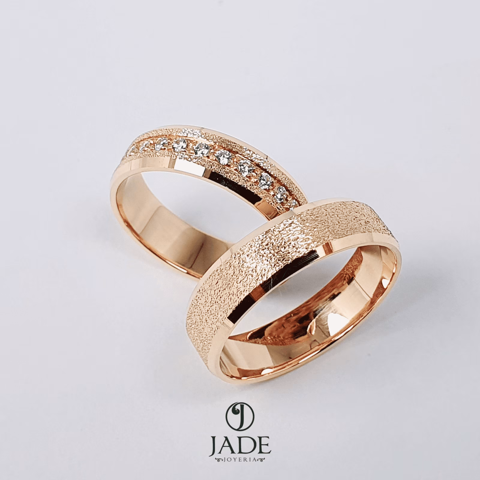 Alianzas diamantadas en oro de 18k