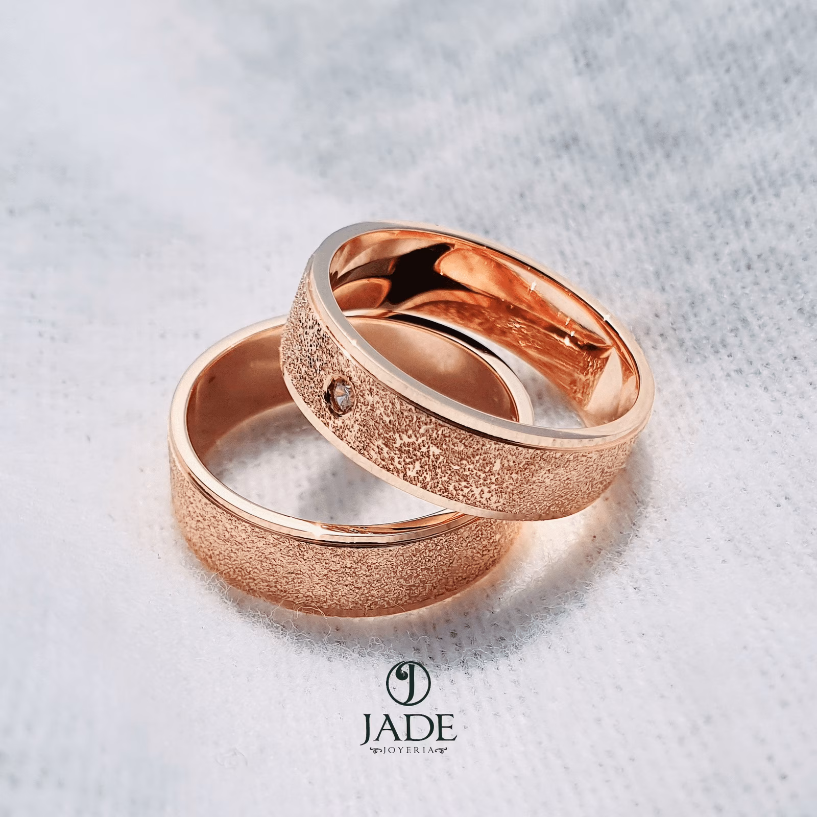 Alianzas escarchadas en oro de 18k