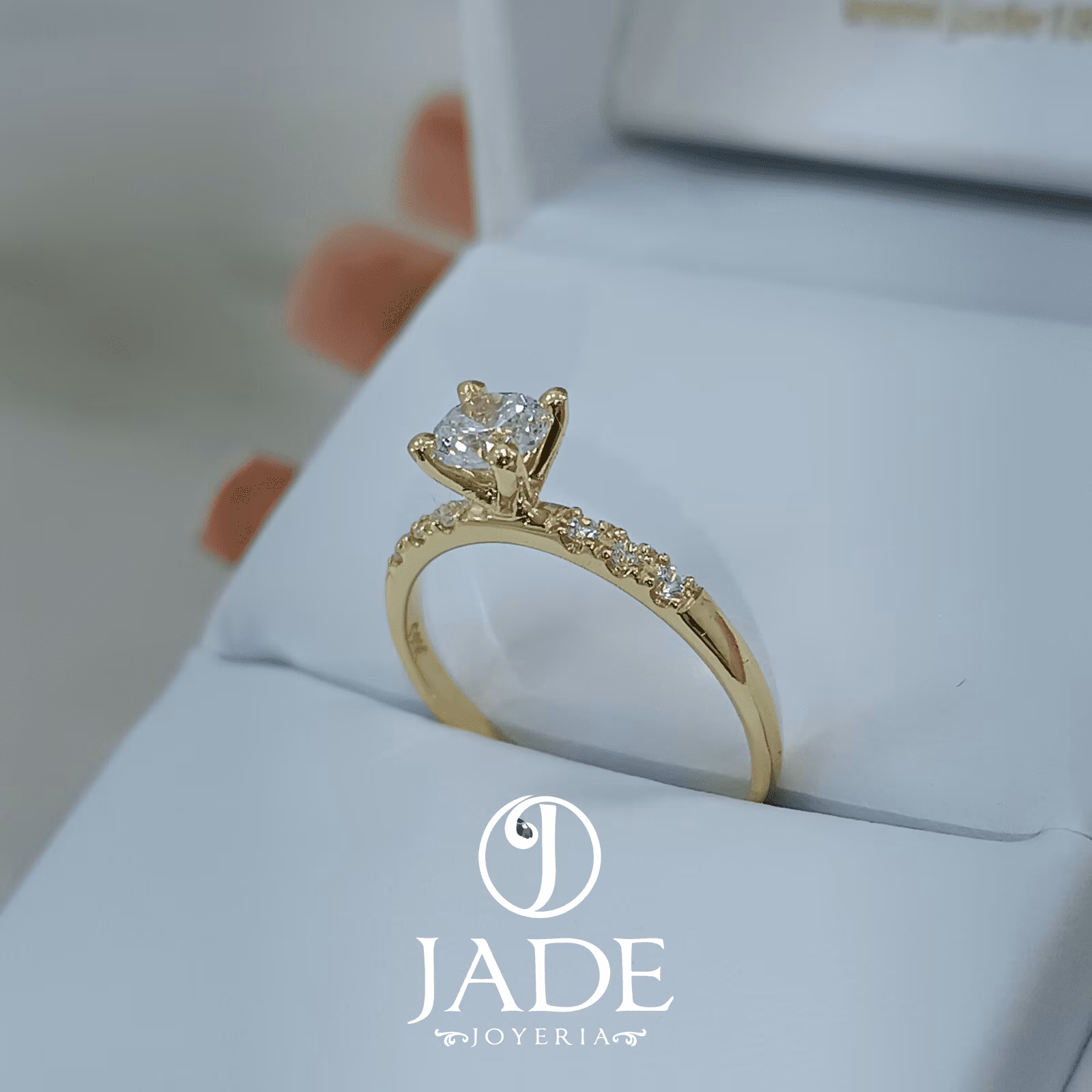 Anillo Ángela de compromiso en oro 18k