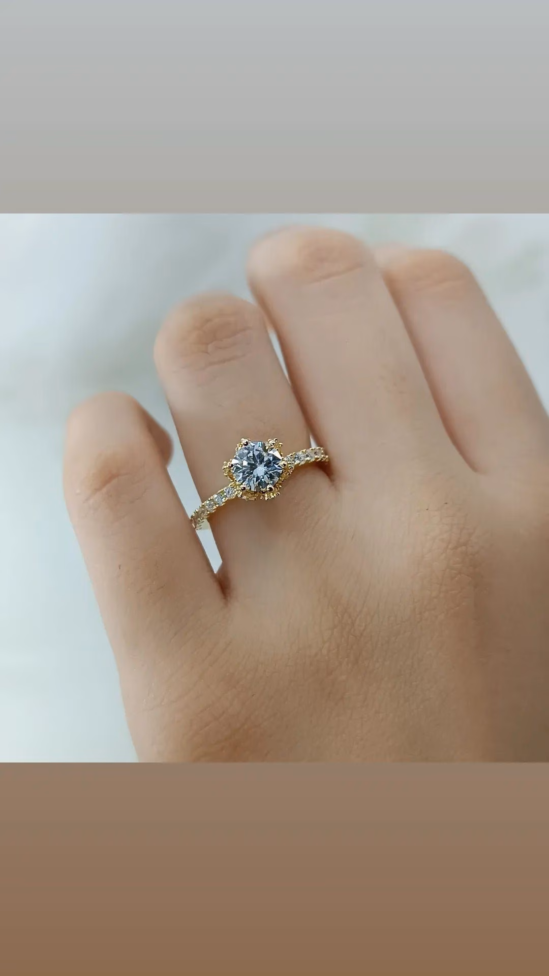 Anillo con corte princesa en oro 18k.