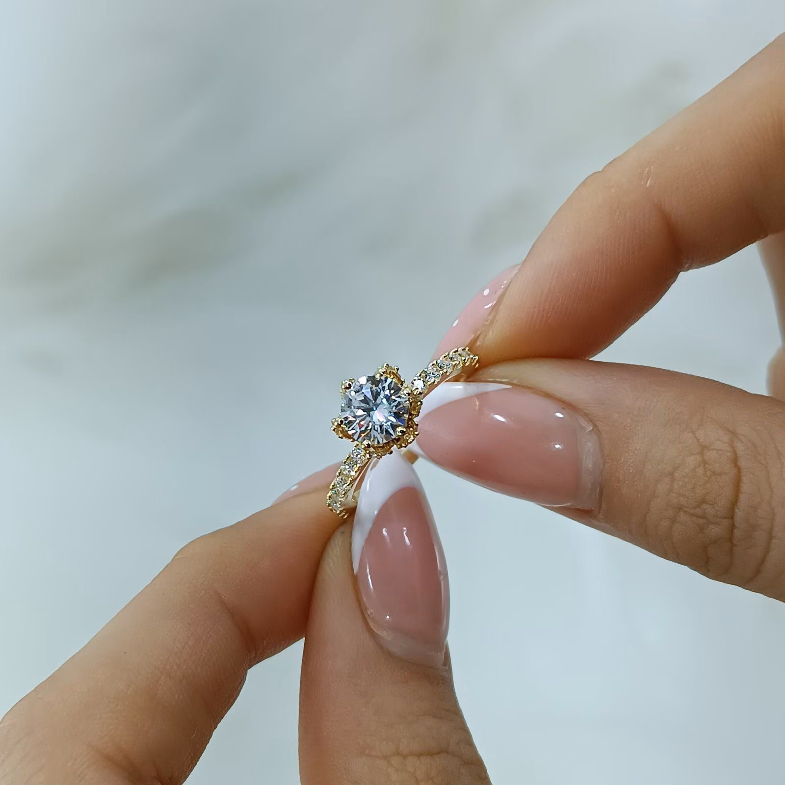 Anillo con corte princesa en oro 18k.