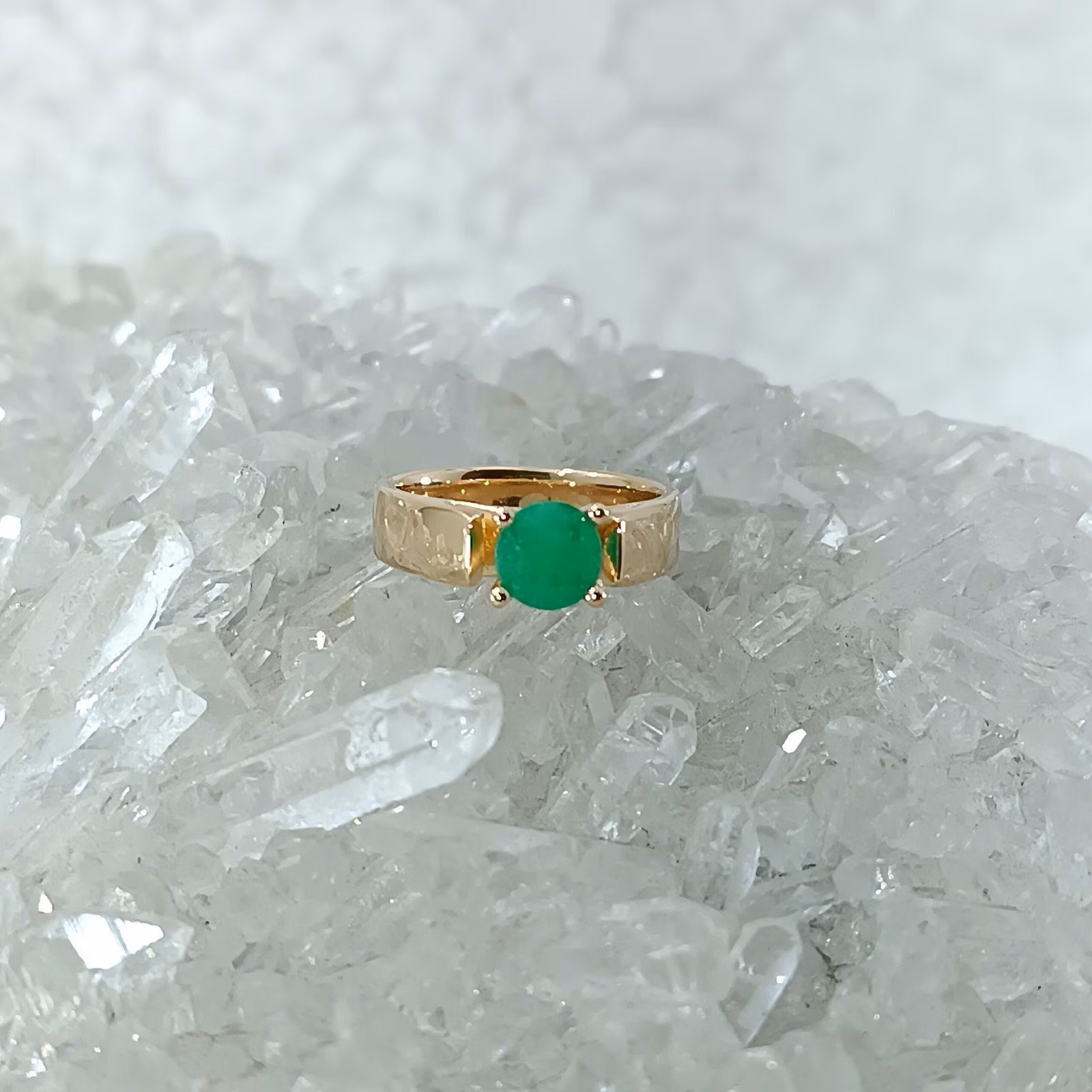 Anillo con piedra esmeralda en oro 18k