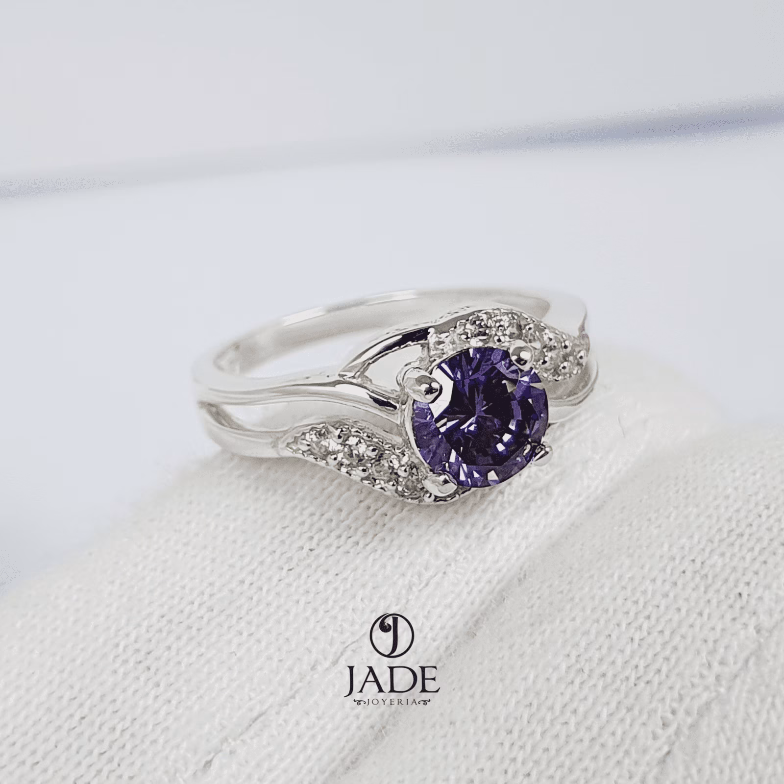 Anillo con piedra morada en plata fina