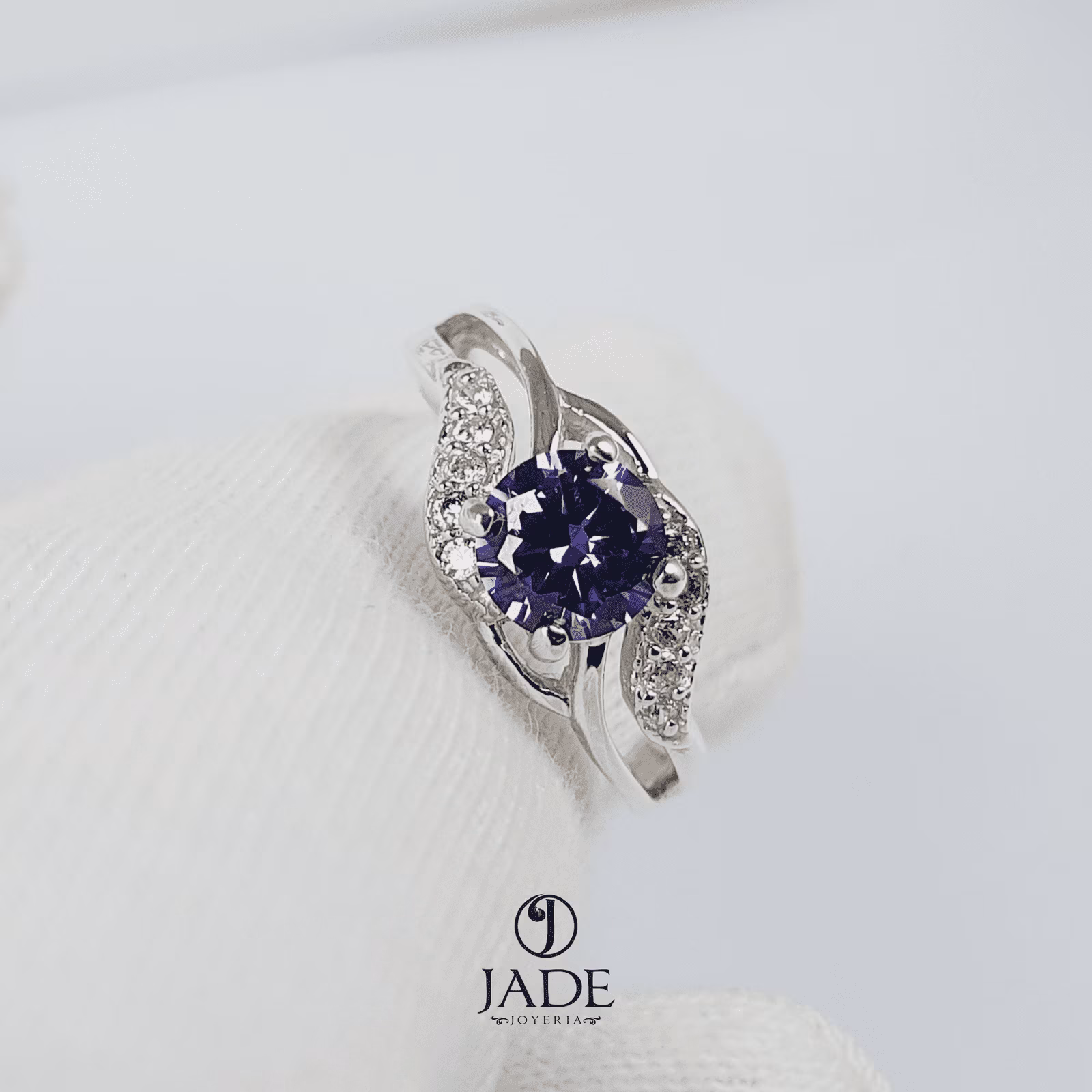 Anillo con piedra morada en plata fina