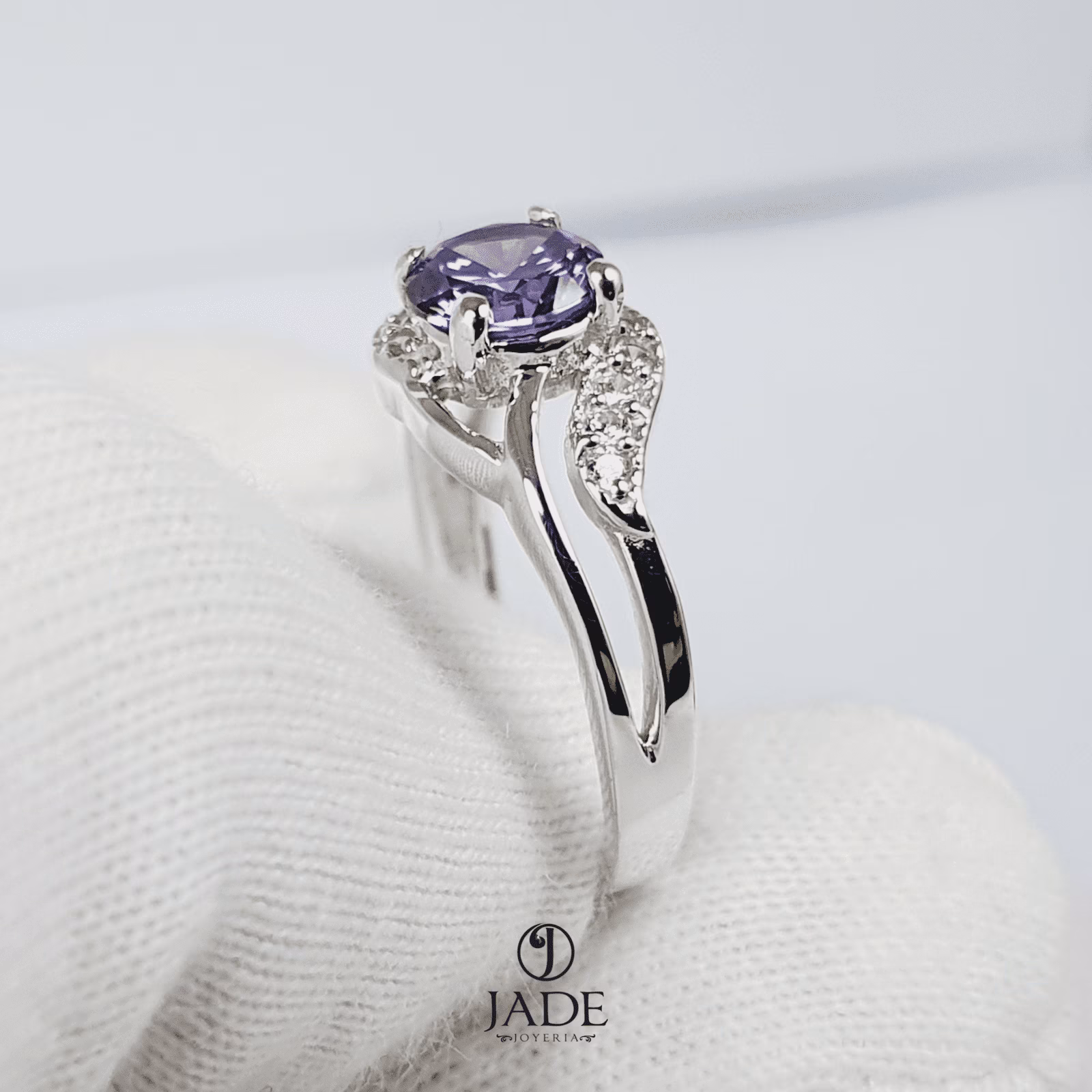 Anillo con piedra morada en plata fina