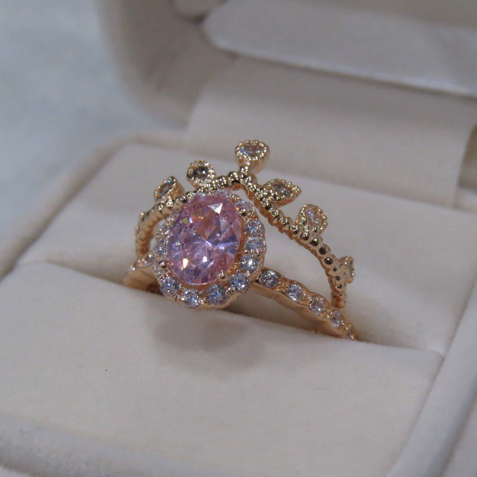 Anillo con piedra oval en oro de 18k