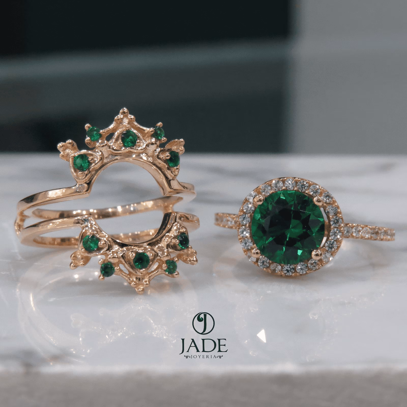 Anillo de 2 piezas con piedra verde y azul  en oro de 18k