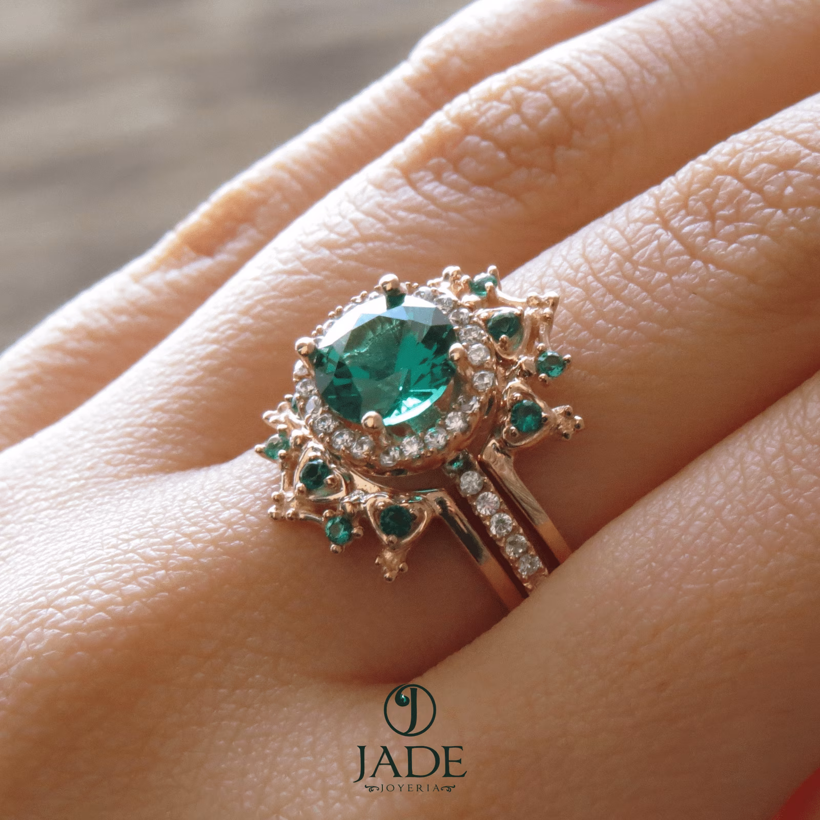 Anillo de 2 piezas con piedra verde y azul  en oro de 18k