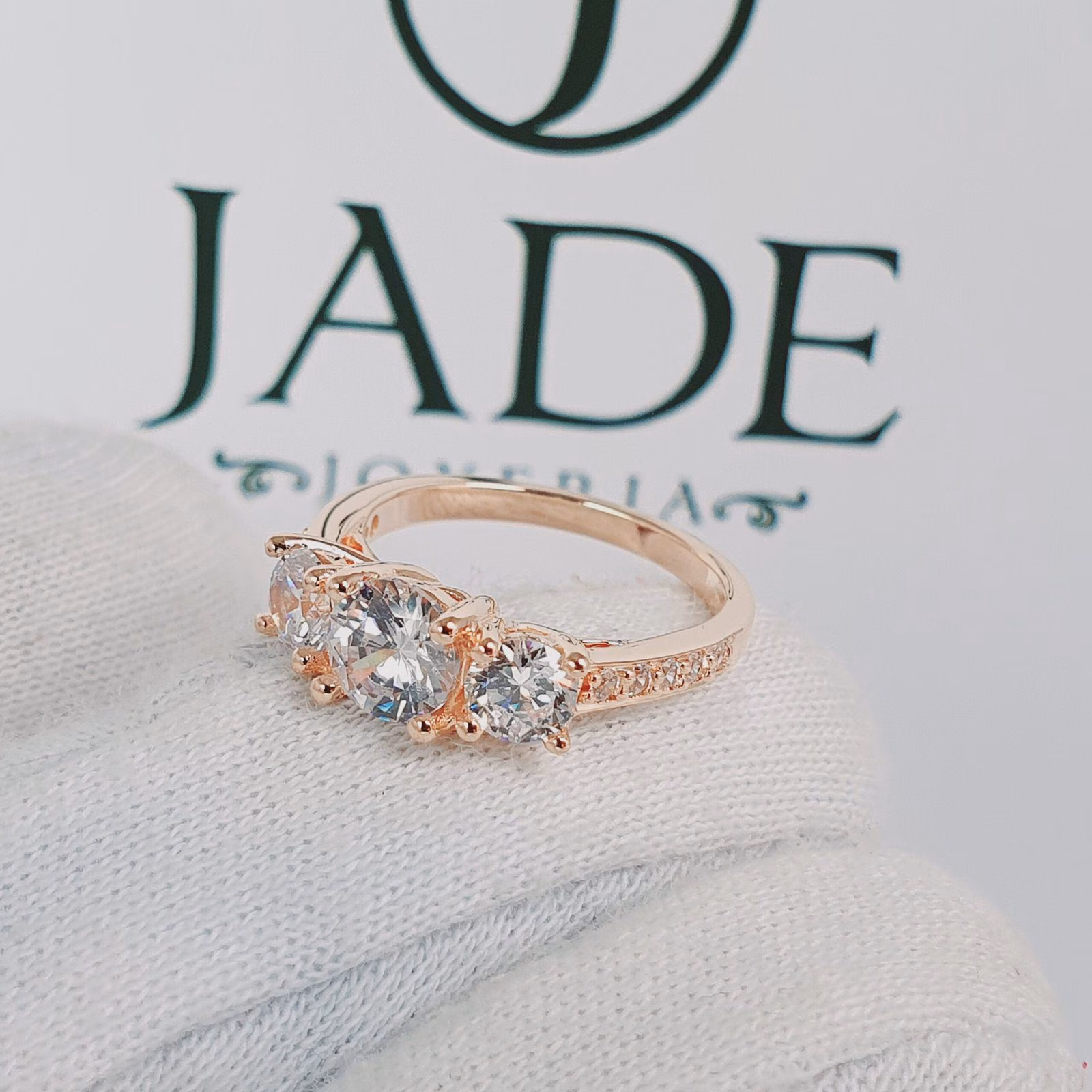 Anillo de compromiso 3 piedras oro 18k