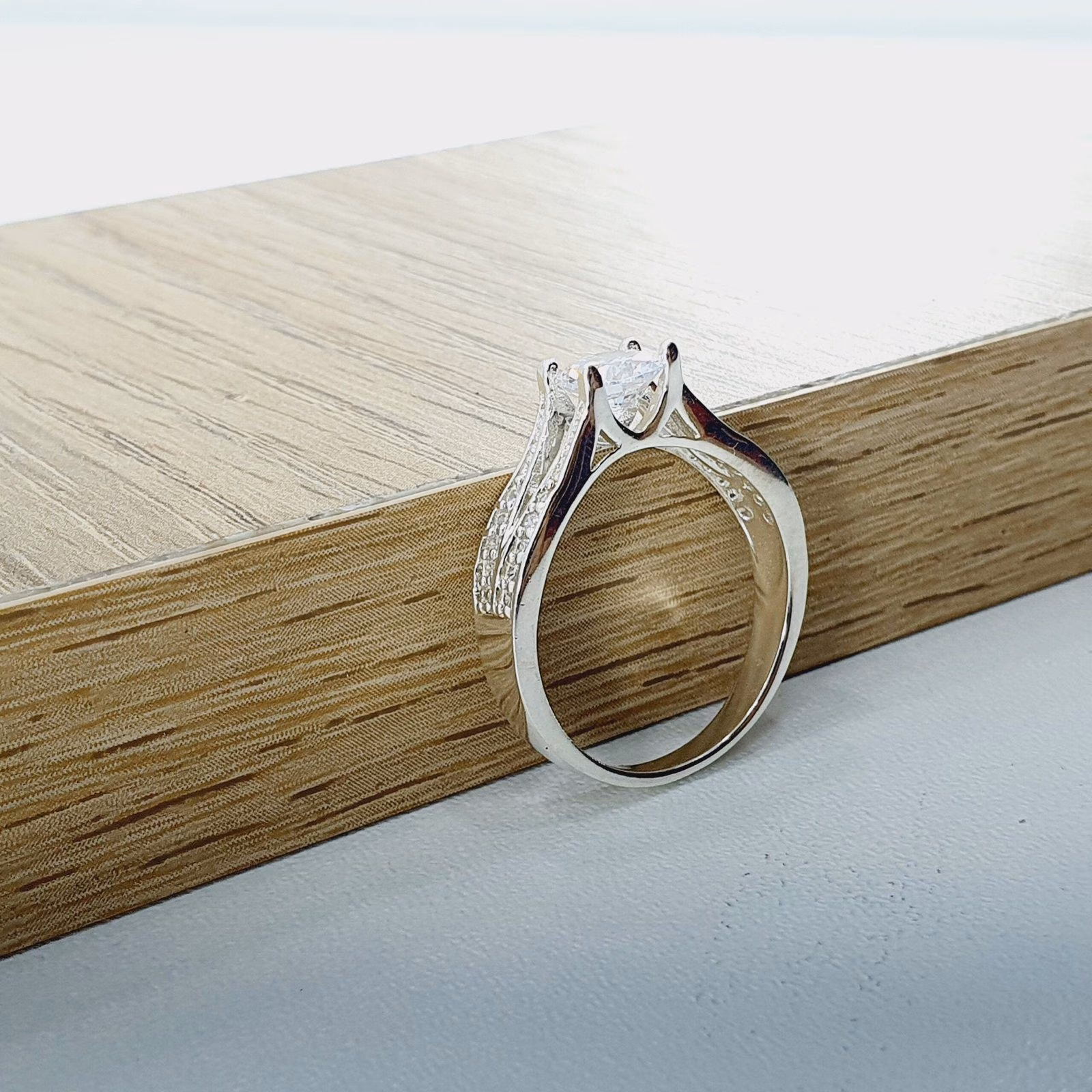 Anillo de compromiso aniversario en plata