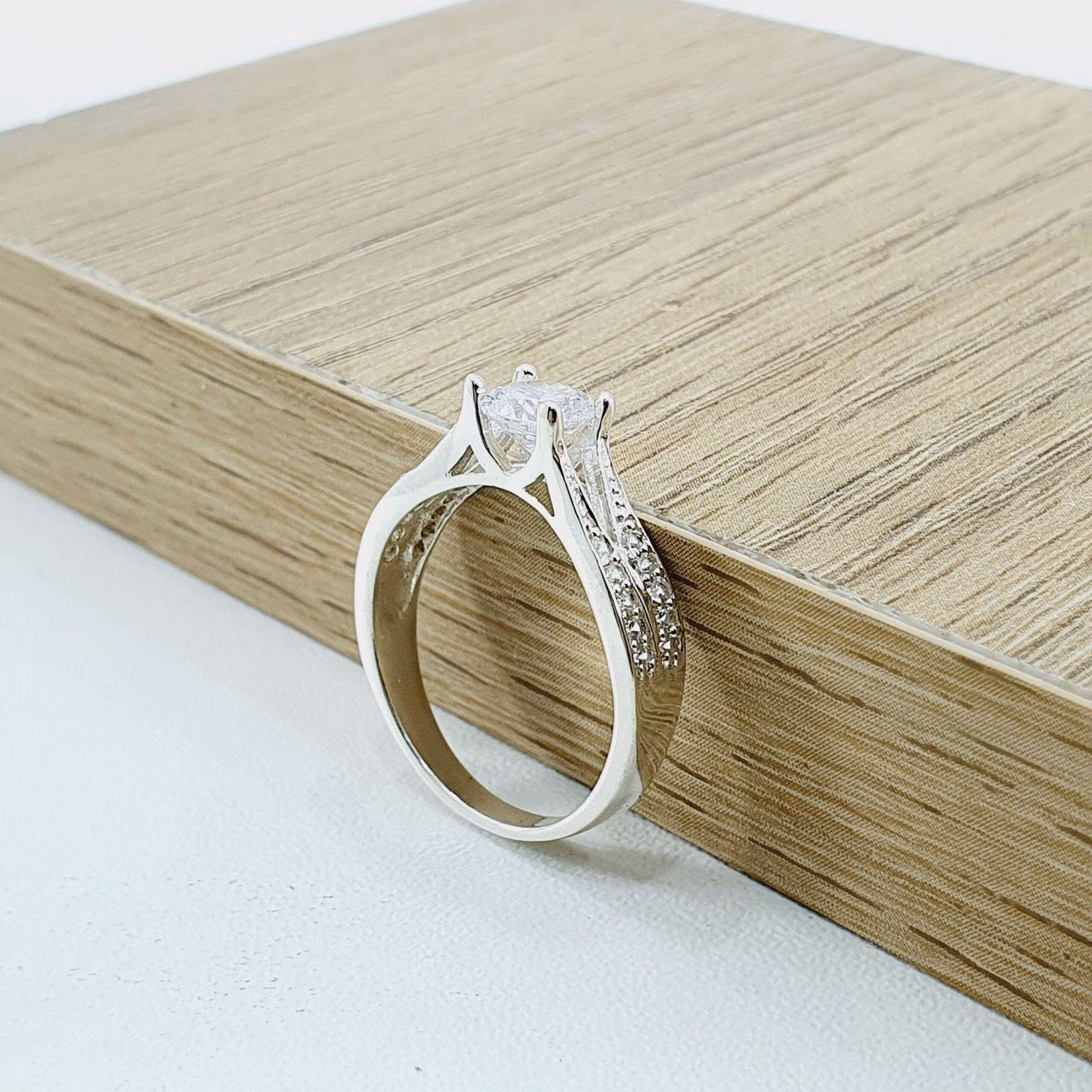 Anillo de compromiso aniversario en plata