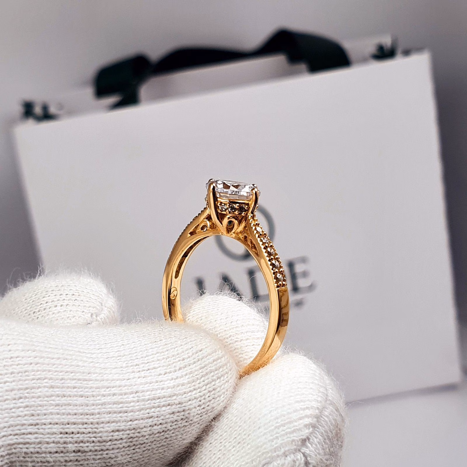 Anillo de compromiso Clarita en oro 18k
