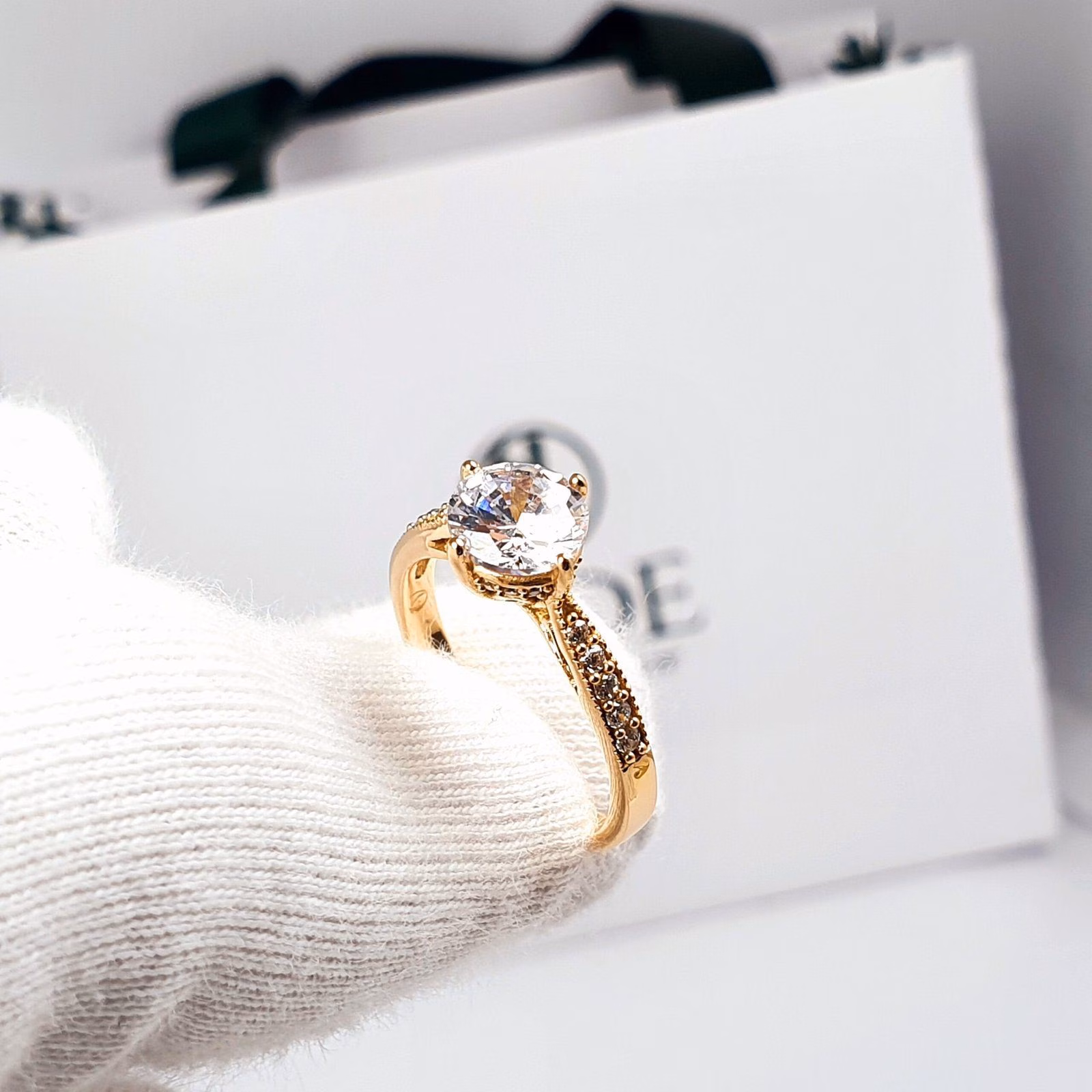 Anillo de compromiso Clarita en oro 18k