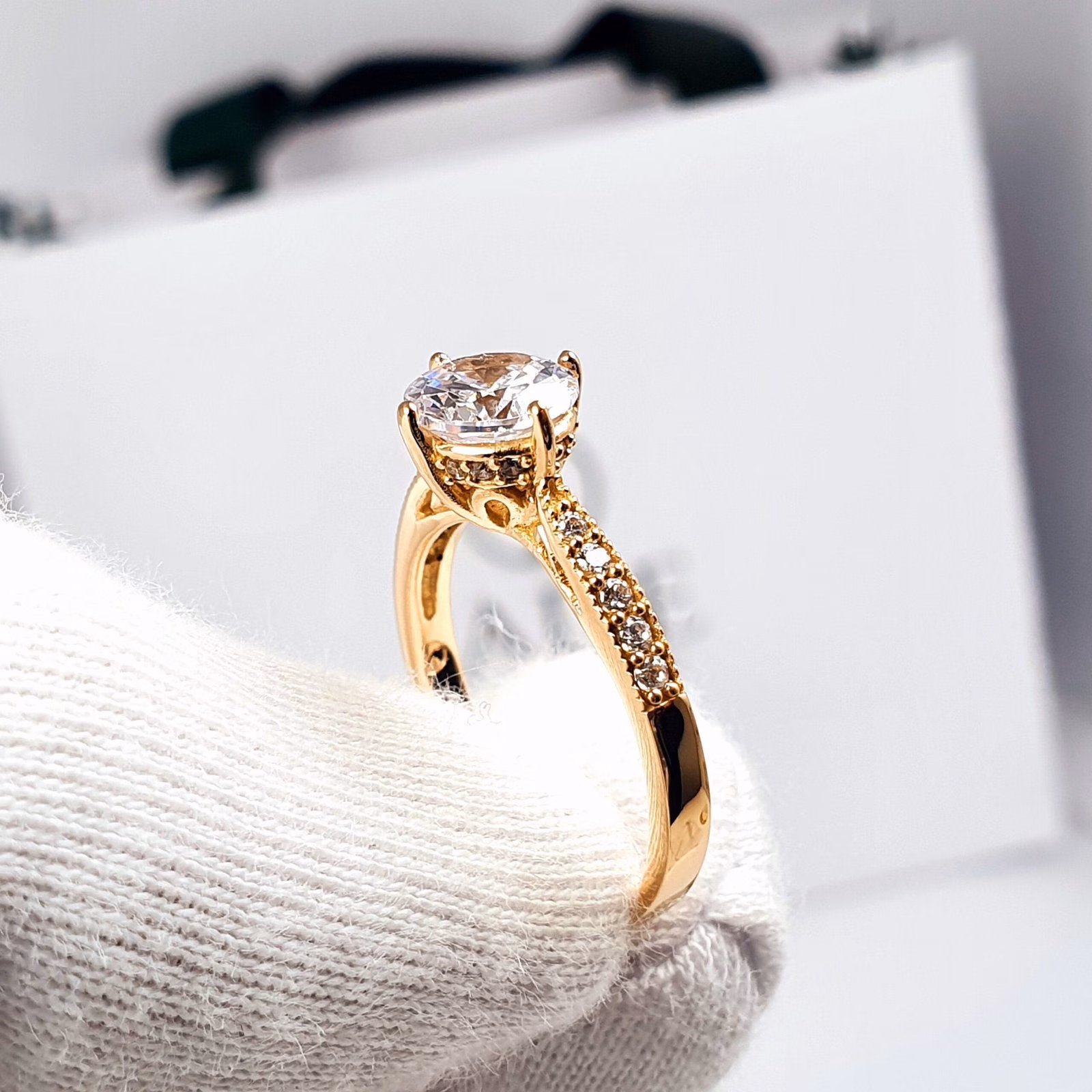 Anillo de compromiso Clarita en oro 18k
