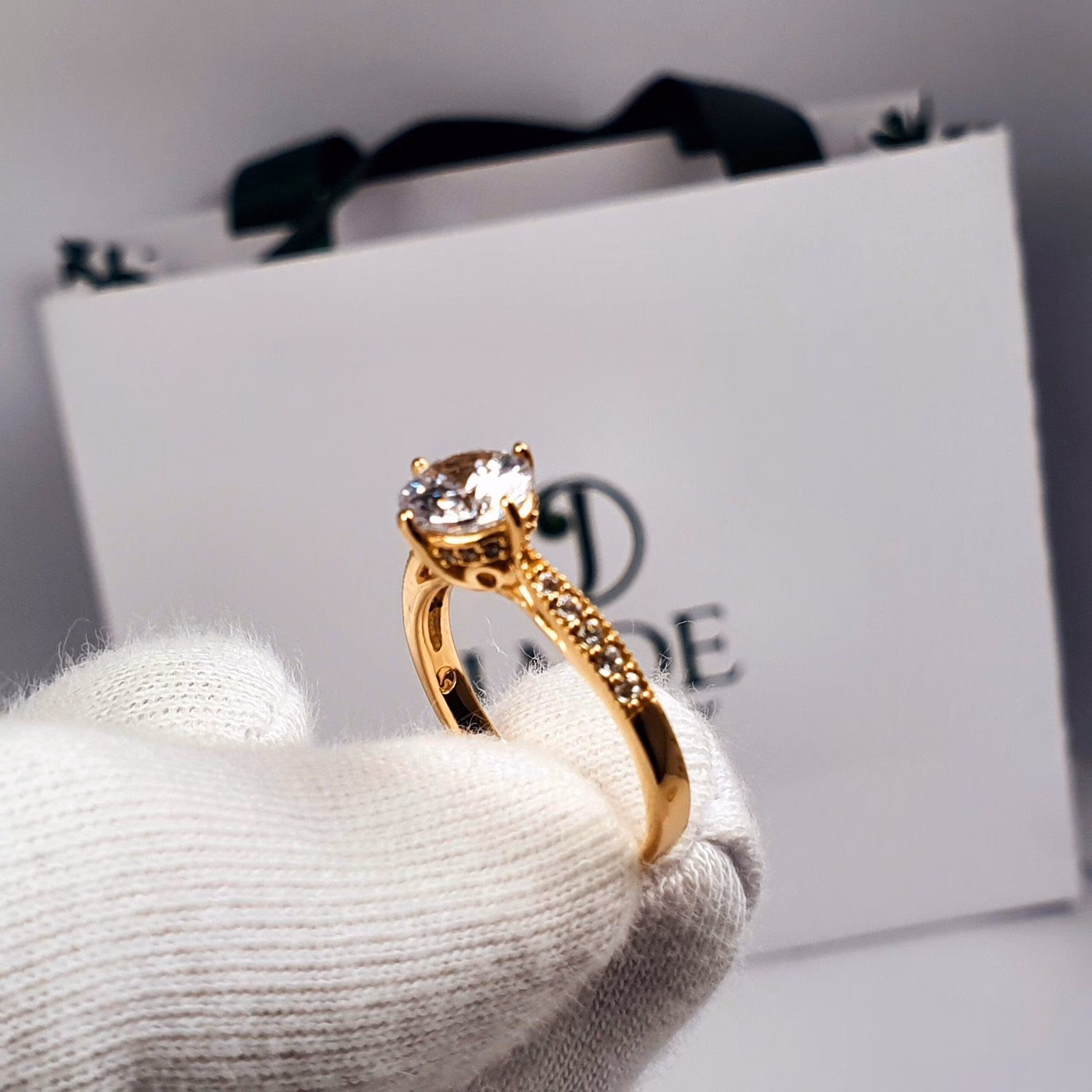 Anillo de compromiso Clarita en oro 18k