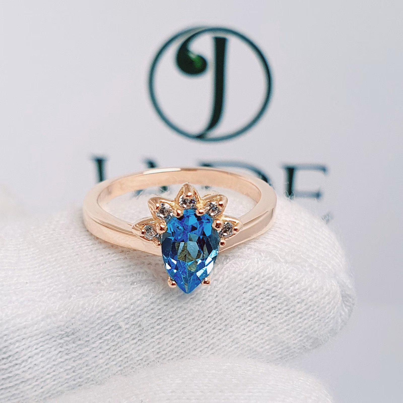Anillo de compromiso con Topacio Azul natural